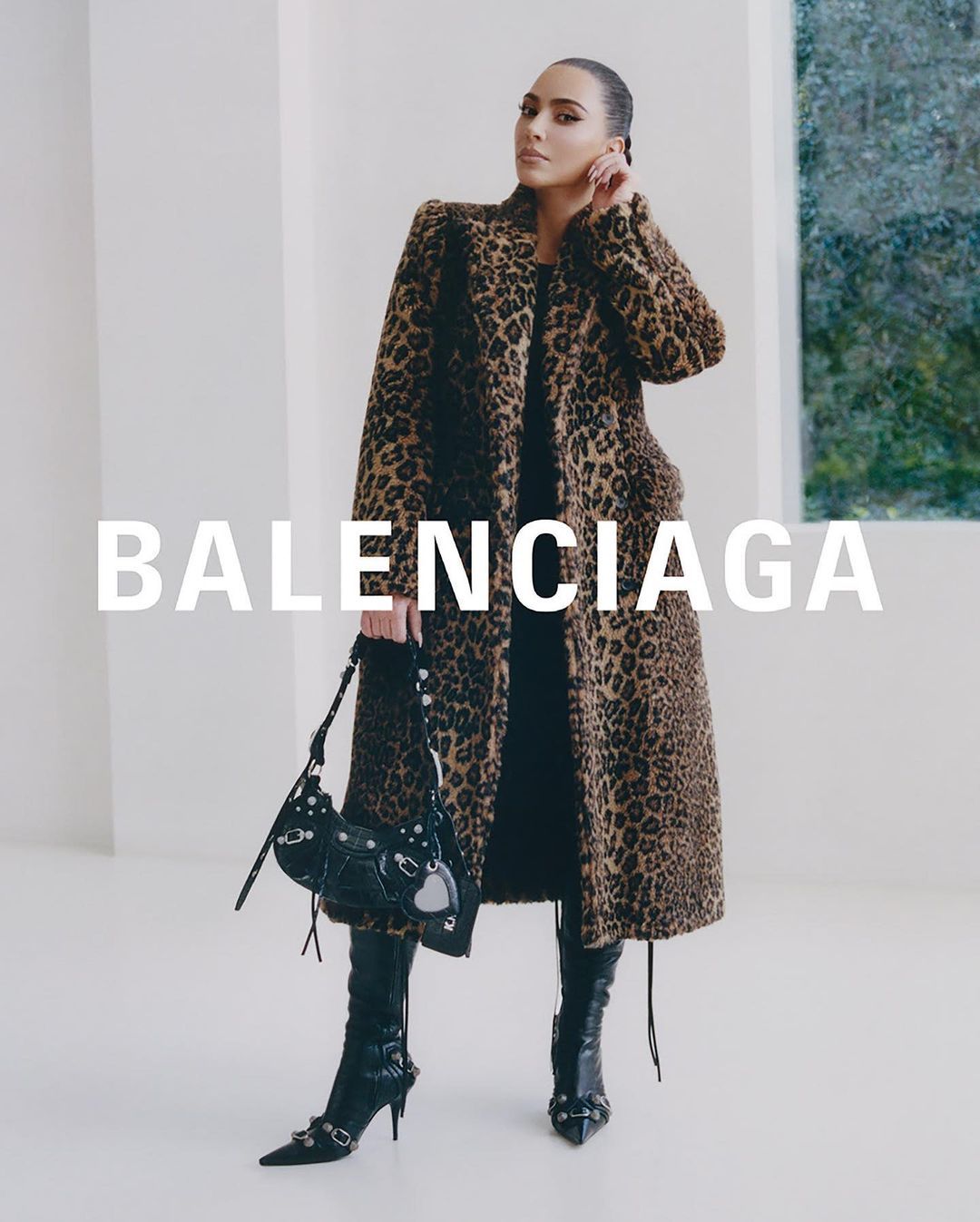 Balenciaga hat einen neuen Kampagnen-Star. Neben Cardi B und Isabelle Hupert ist Kim Kardashian mit dabei.