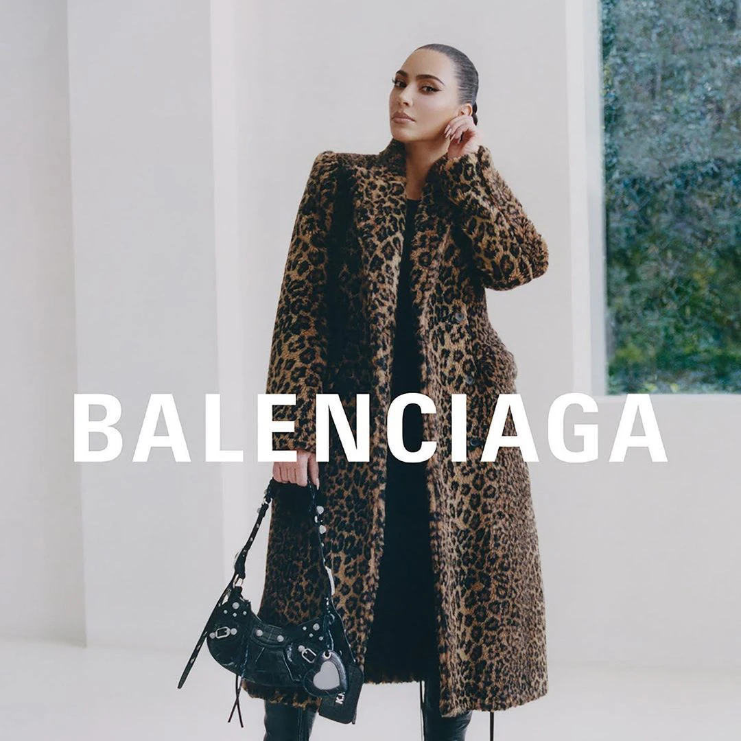 Balenciaga hat einen neuen Kampagnen-Star. Neben Cardi B und Isabelle Hupert ist Kim Kardashian mit dabei.