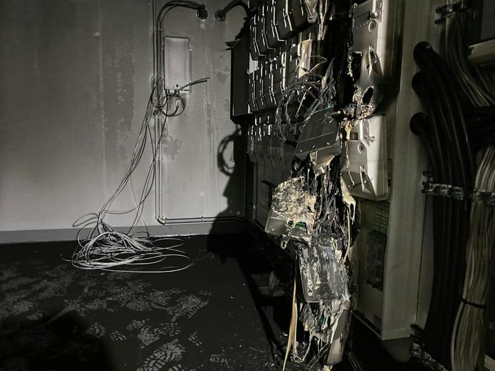 Im Technikraum einer Wohnhausanlage kam es zu einem Brand.