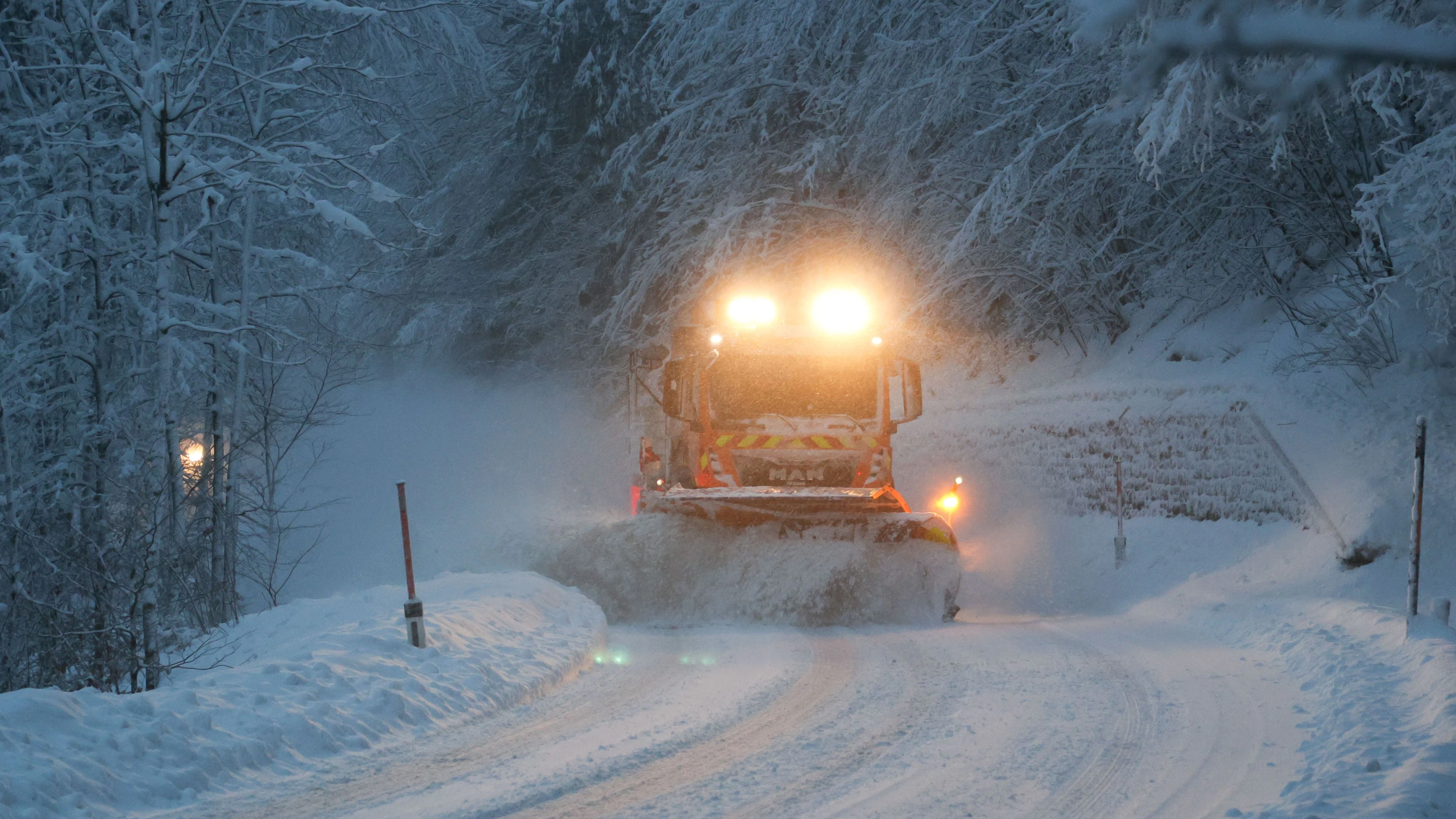 Land Salzburg  Winterdienst der Straßenmeisterei Hallein bei Salzburg, Schneeräumung heute, Dienstag, nach den starken Schneefällen im Salzburger Tennengau Schneeräumung, Straßenverhältnisse, Winterliche Straßen, Schneepflug, Winter, Jahreszeit, Verkehrsverhältnisse, Räumfahrzeug, Sicherheit, Salzstreuung, Verkehrssicherheit Foto: Franz Neumayr    1.2.2022
