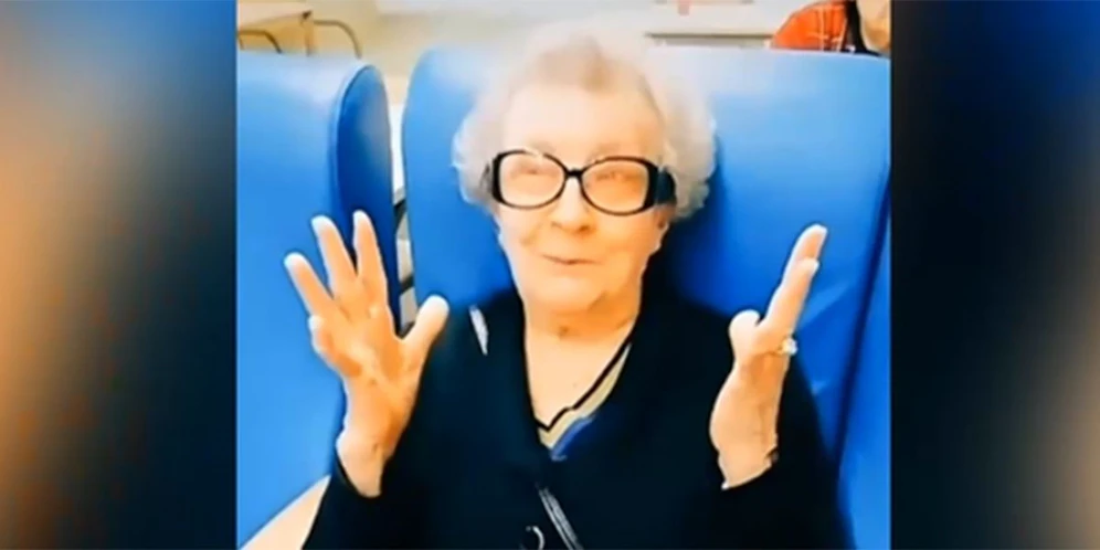 In den Videos beweisen die Frauen, dass es keine Altersgrenze für Humor gibt.