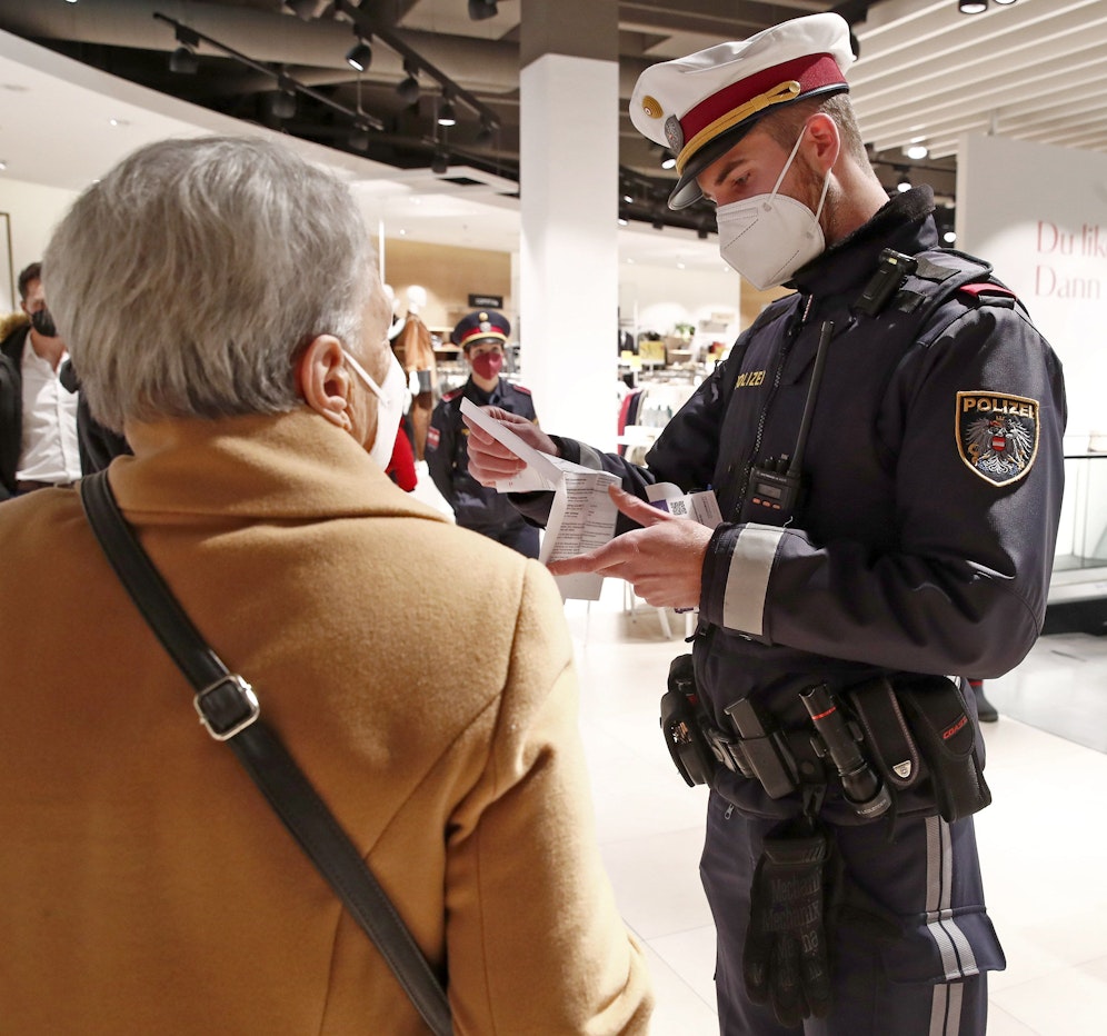 Plötzlich ungeimpft: So wachten am Dienstag Hunderttausende Österreicher auf.