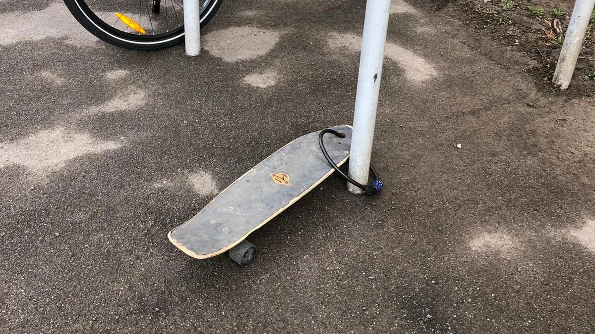 Skateboard angekettet