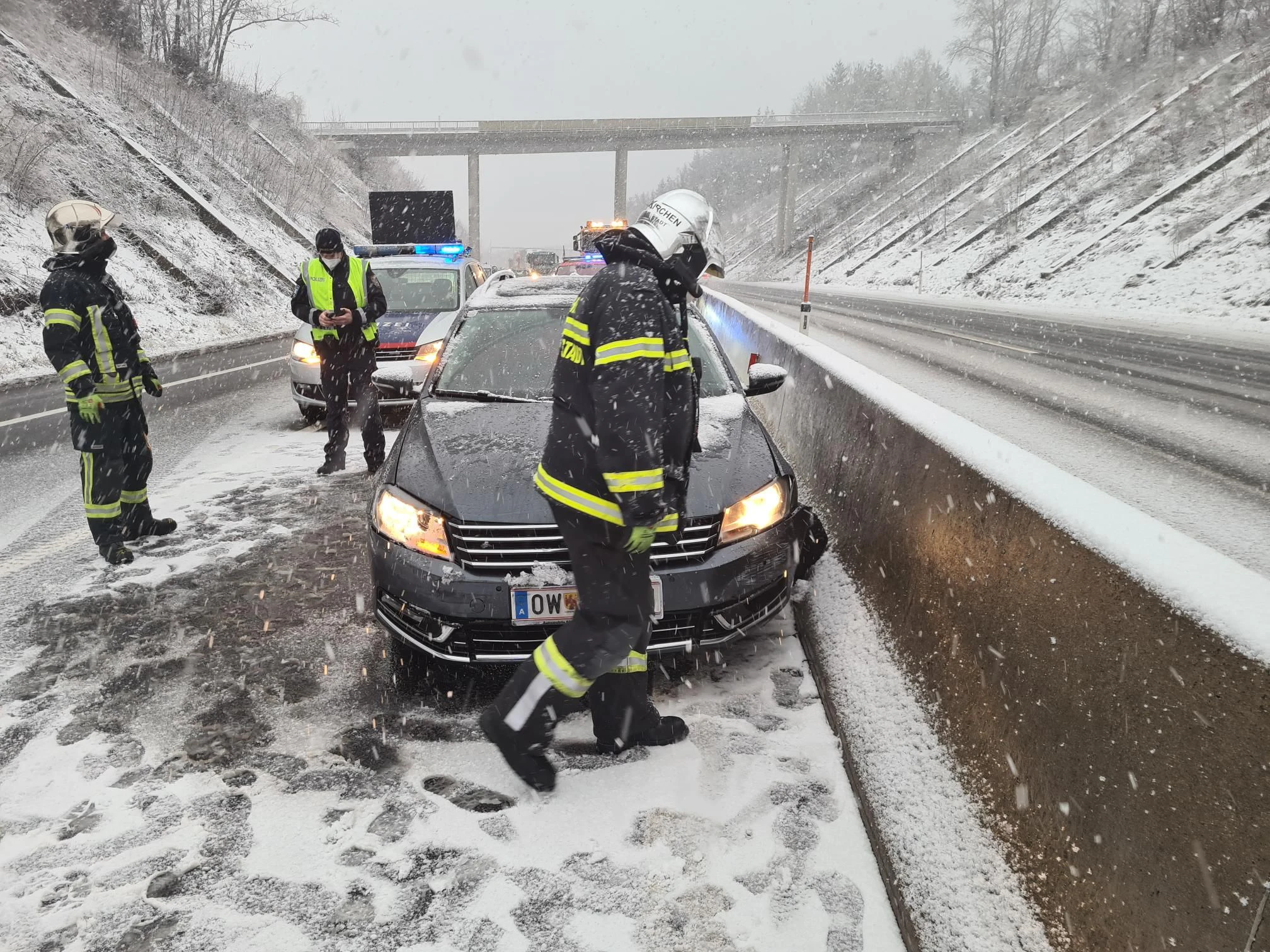 Der Lenker kam auf der Schneefahrbahn von der Straße ab.