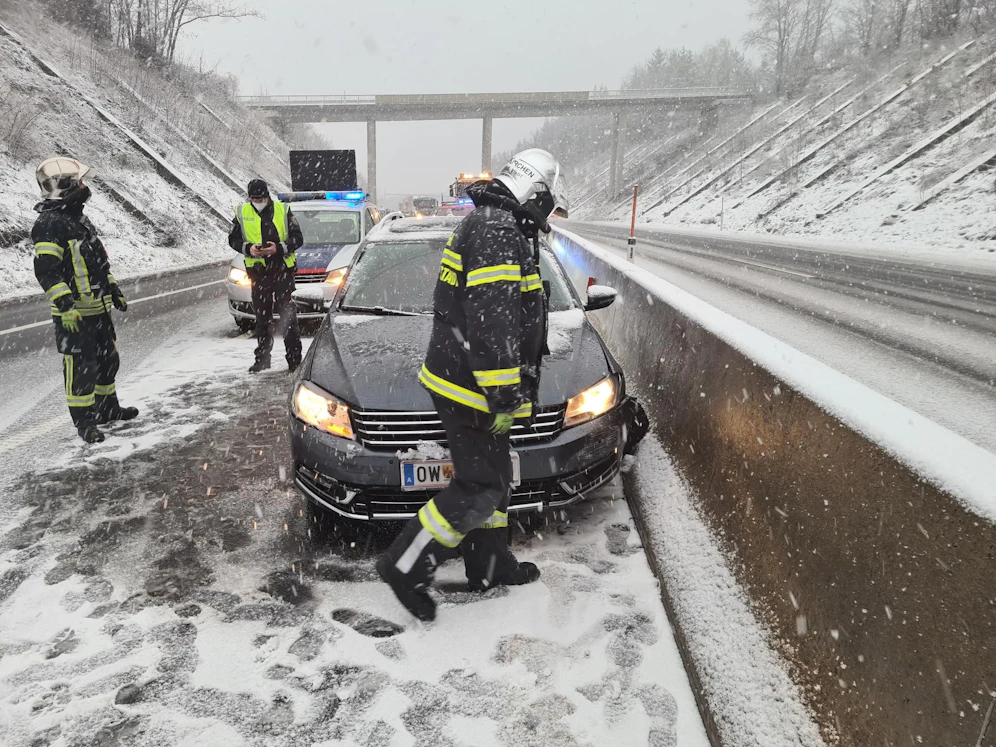 Der Lenker kam auf der Schneefahrbahn von der Straße ab.