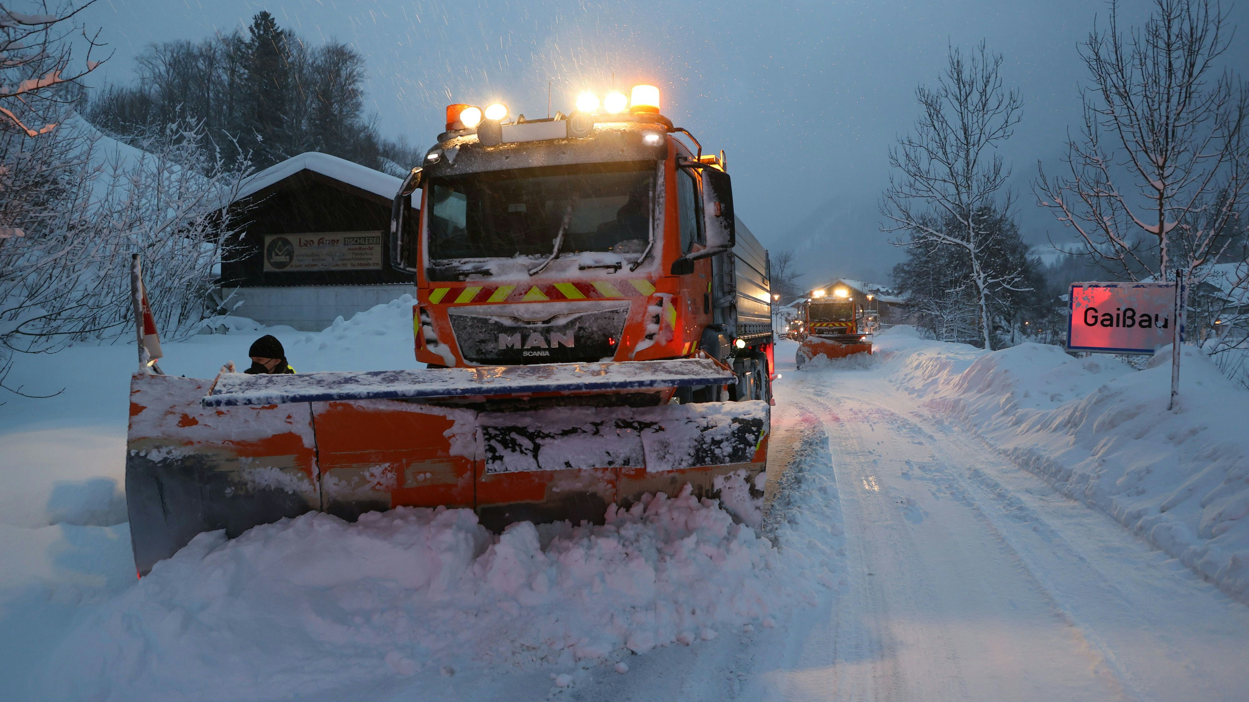 Land Salzburg  Winterdienst der Straßenmeisterei Hallein bei Salzburg, Schneeräumung heute, Dienstag, nach den starken Schneefällen im Salzburger Tennengau Schneeräumung, Straßenverhältnisse, Winterliche Straßen, Schneepflug, Winter, Jahreszeit, Verkehrsverhältnisse, Räumfahrzeug, Sicherheit, Salzstreuung, Verkehrssicherheit Foto: Franz Neumayr    1.2.2022