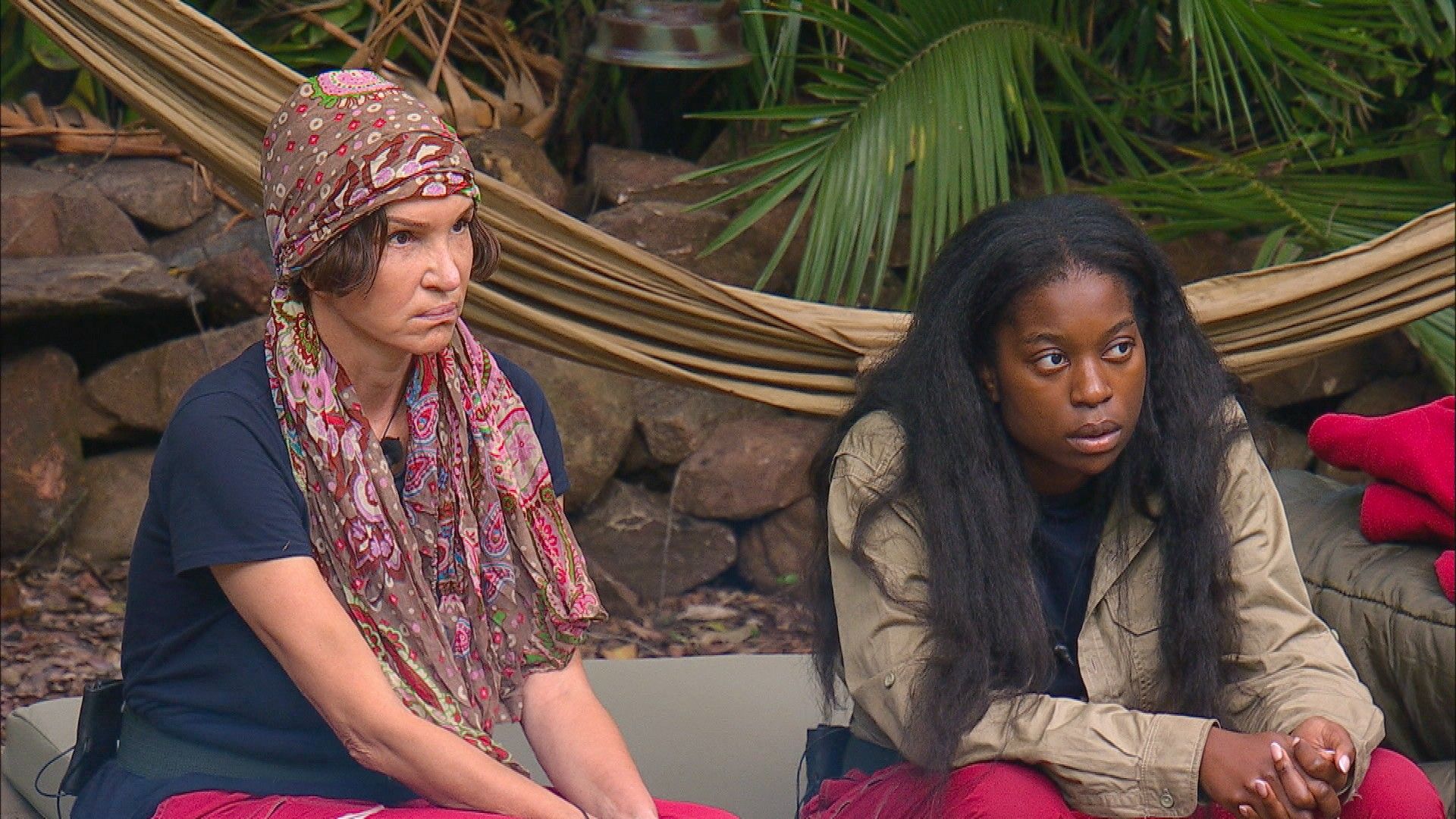 Anouschka und Linda haben eine kleine Auseinandersetzung im Camp.