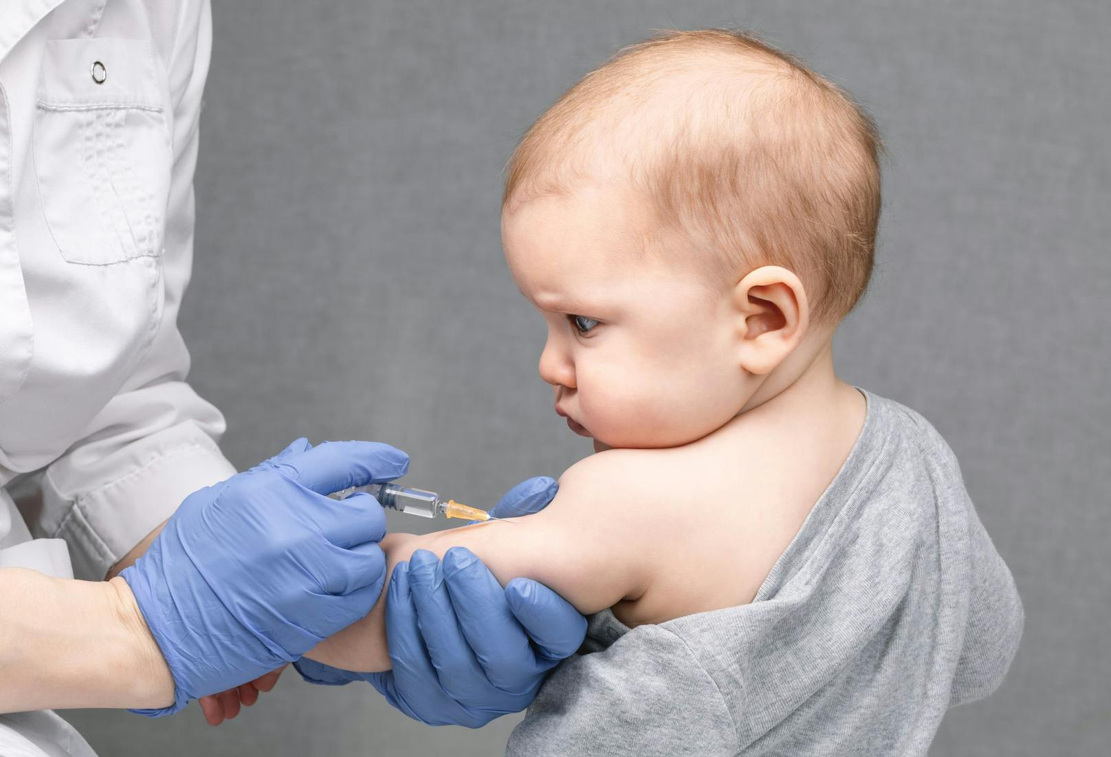 Ein Baby wird geimpft (Symbolfoto)