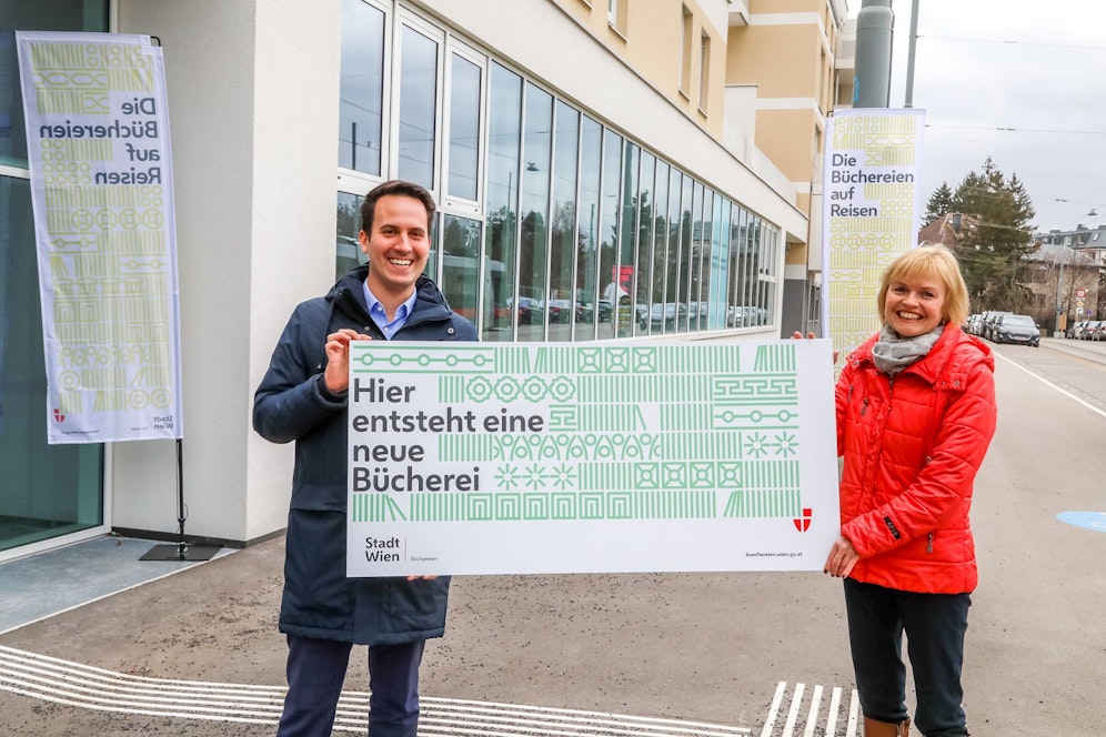 Voraussichtlich im Herbst übersiedelt die Bücherei Hietzing an einen neuen, größeren Standort. Bildungsstadtrat Christoph Wiederkehr (Neos, l.) und Bezirkschefin Silke Kobald (ÖVP) freut's.