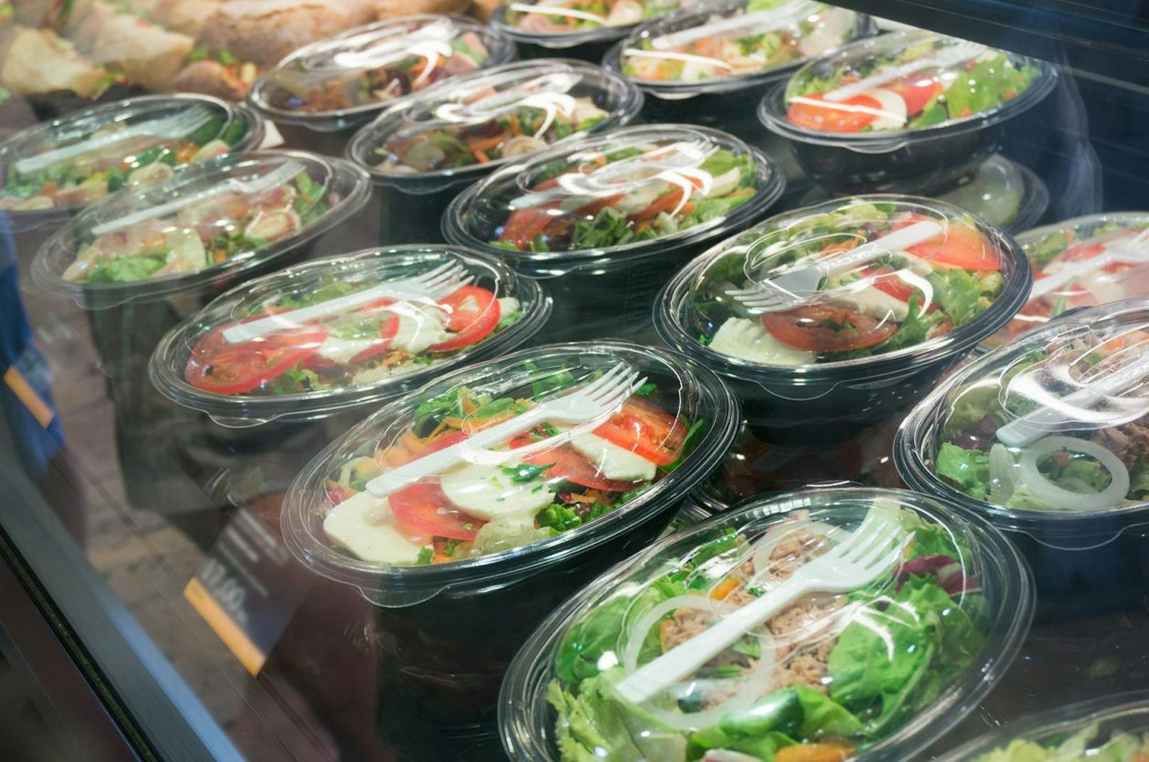 Fertig-Salat scheint eine gesunde und schnelle Lösung zu sein, wenn man keine Zeit hat. Aber für eine keimfreie und zeitsparende Lösung kannst du dir deinen grünen Mix im Vorhinein in einem Einmachglas vorbereiten.
