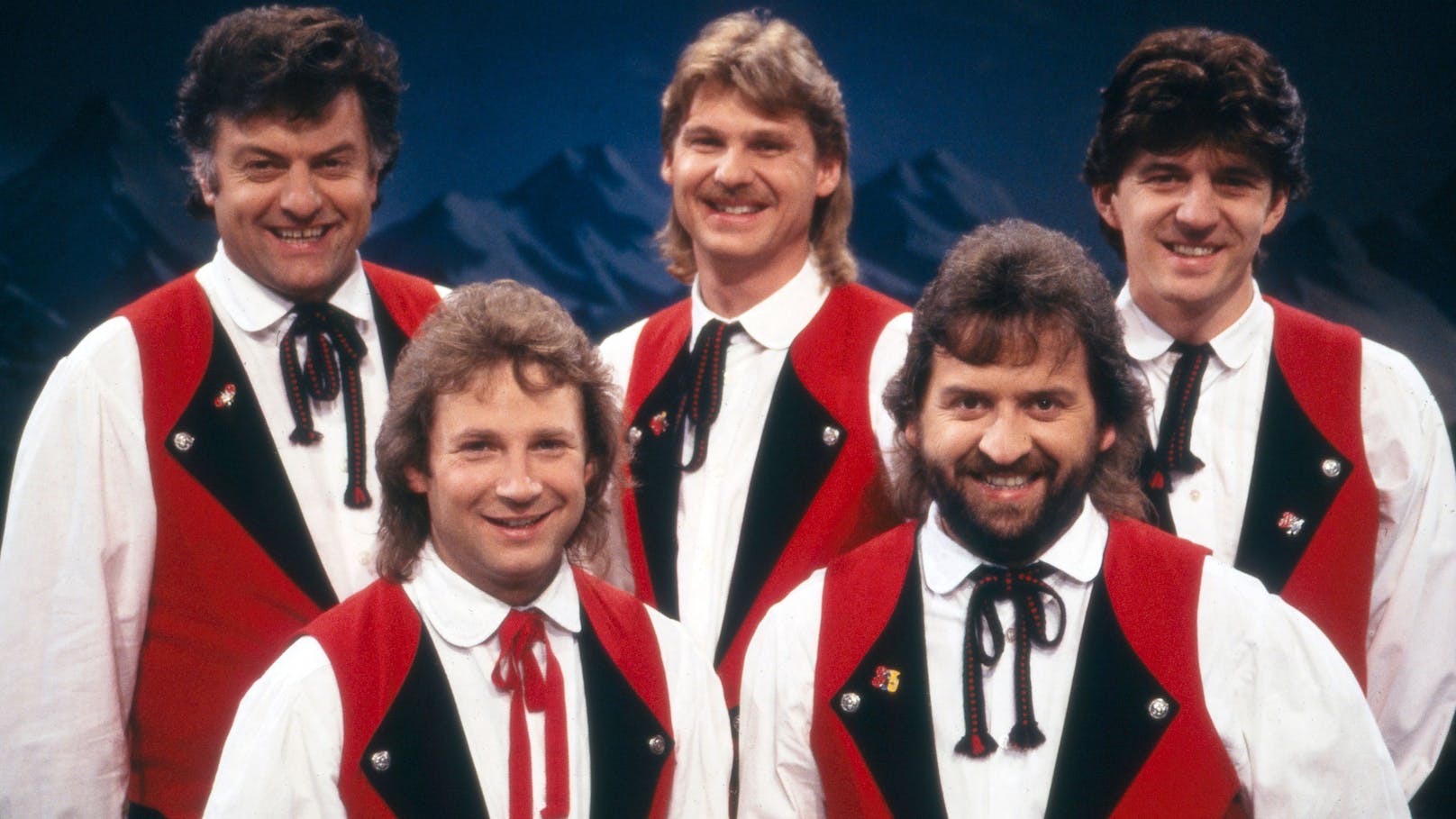 Das (damals noch) "<strong>Nockalm Quintett</strong>" bei einem Fernsehauftritt in den 1980er-Jahren ...