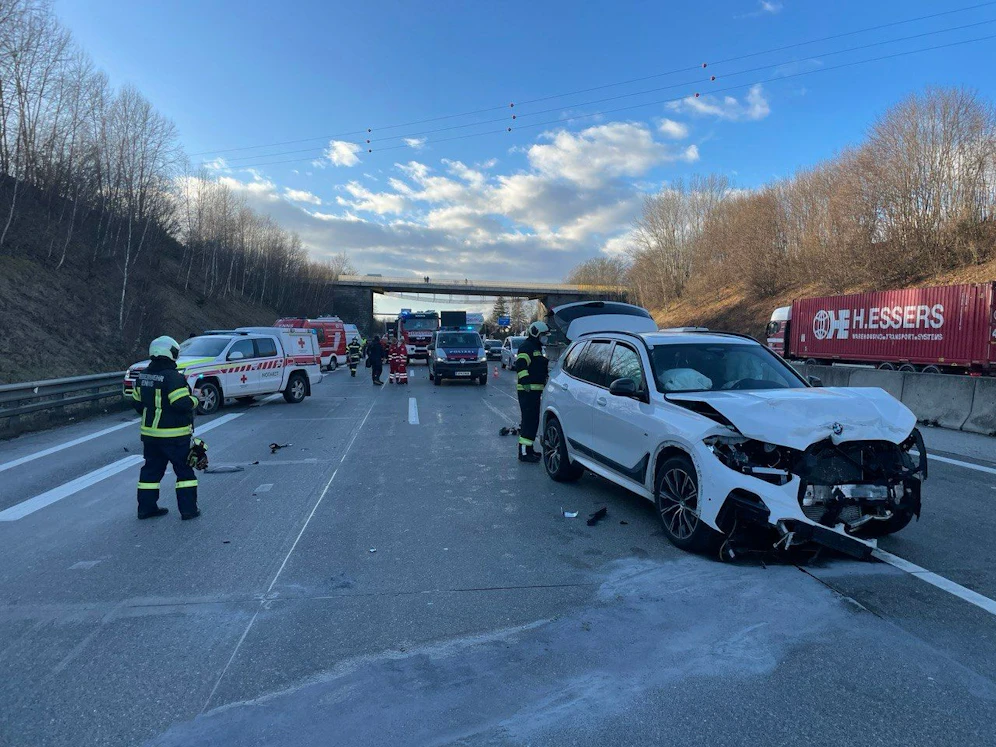 Zwei Autos waren bei dem Unfall auf der Westautobahn beteiligt.