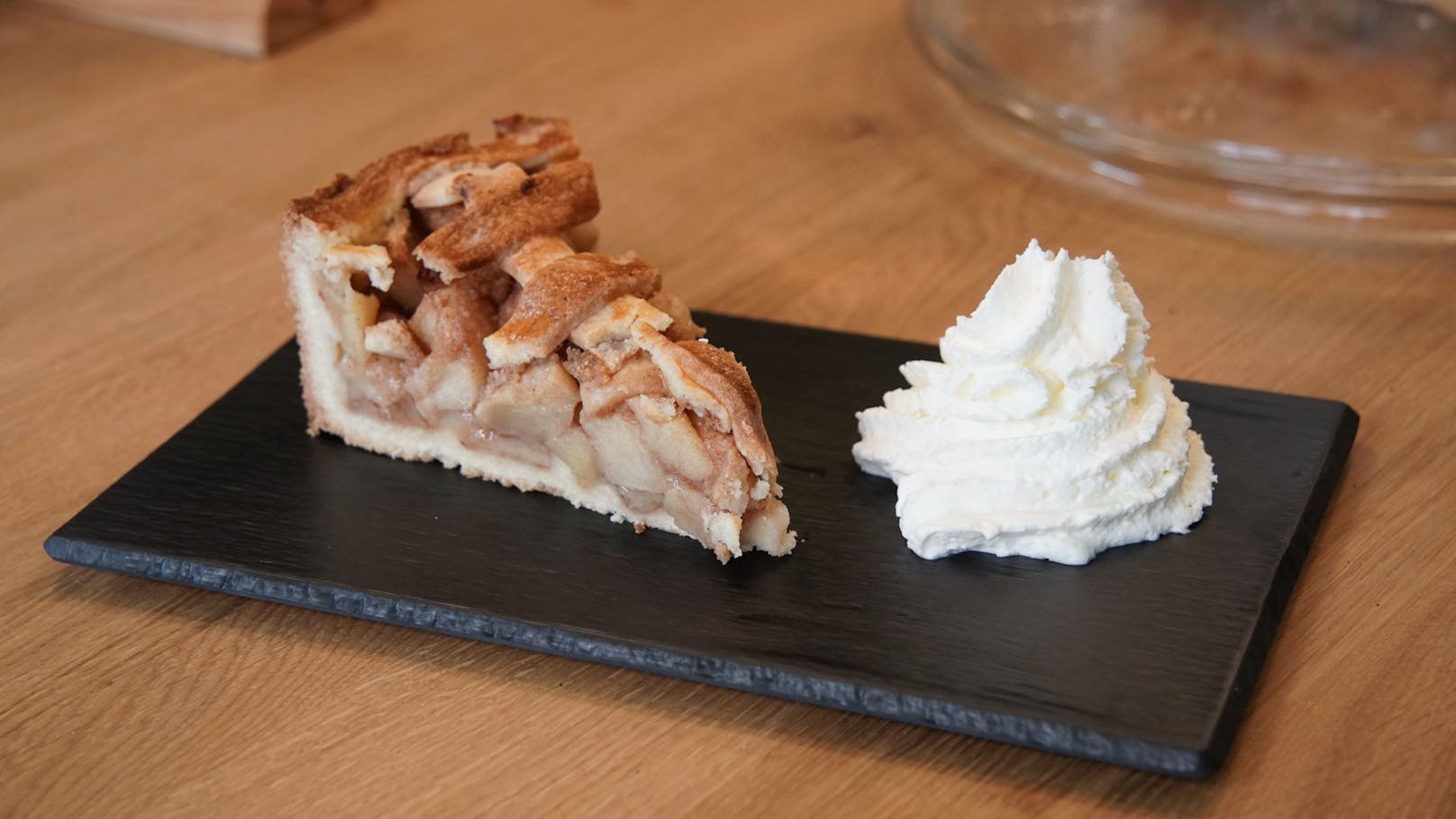 Hausgemachter Apfelkuchen (4,20 €) wird mit holländischem Zucker gebacken.