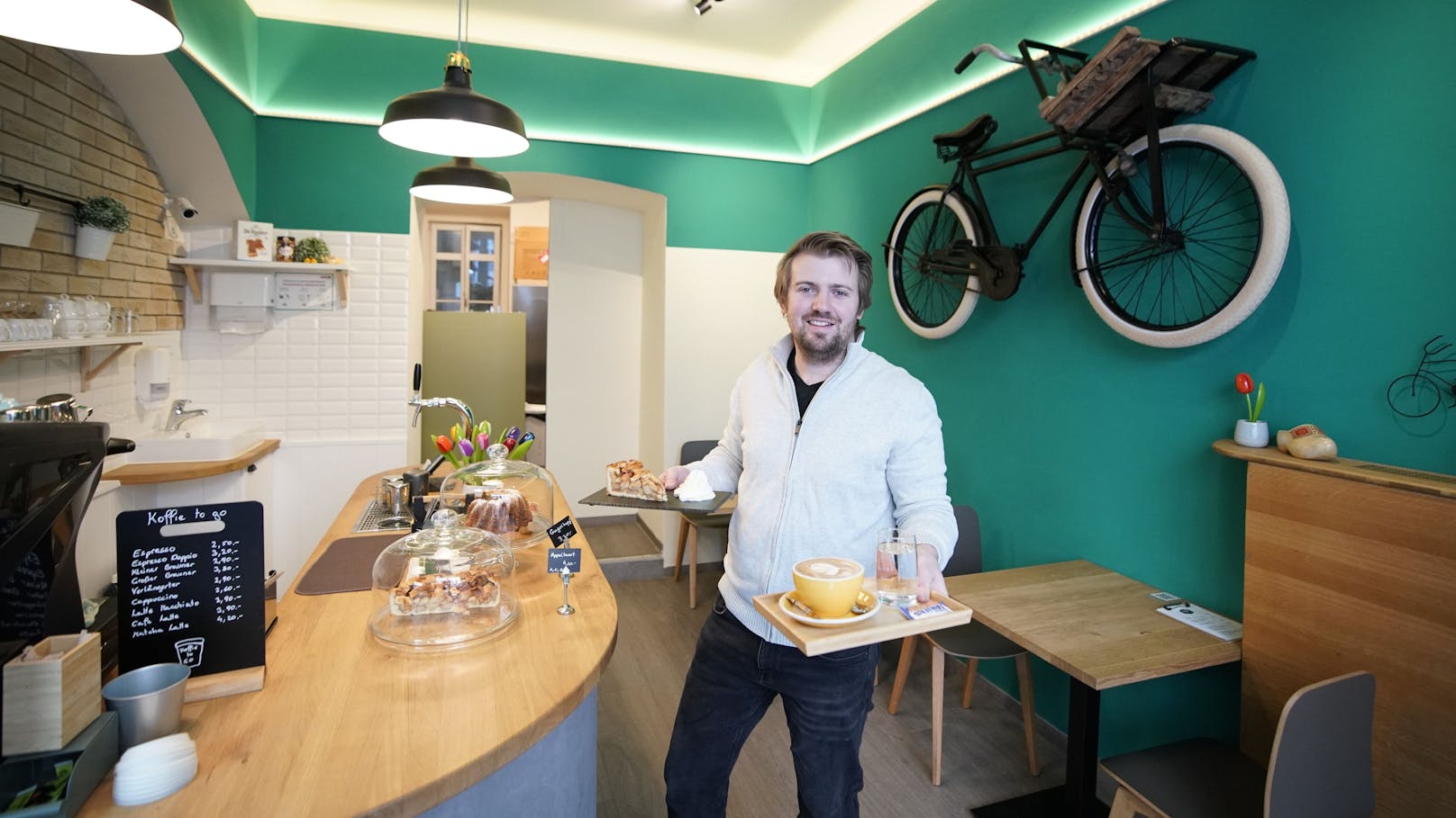 Der gebürtige Holländer Quinten Versluis bringt im "Koffie Dutch" seine liebsten Snacks und Spezialitäten nach Wien.