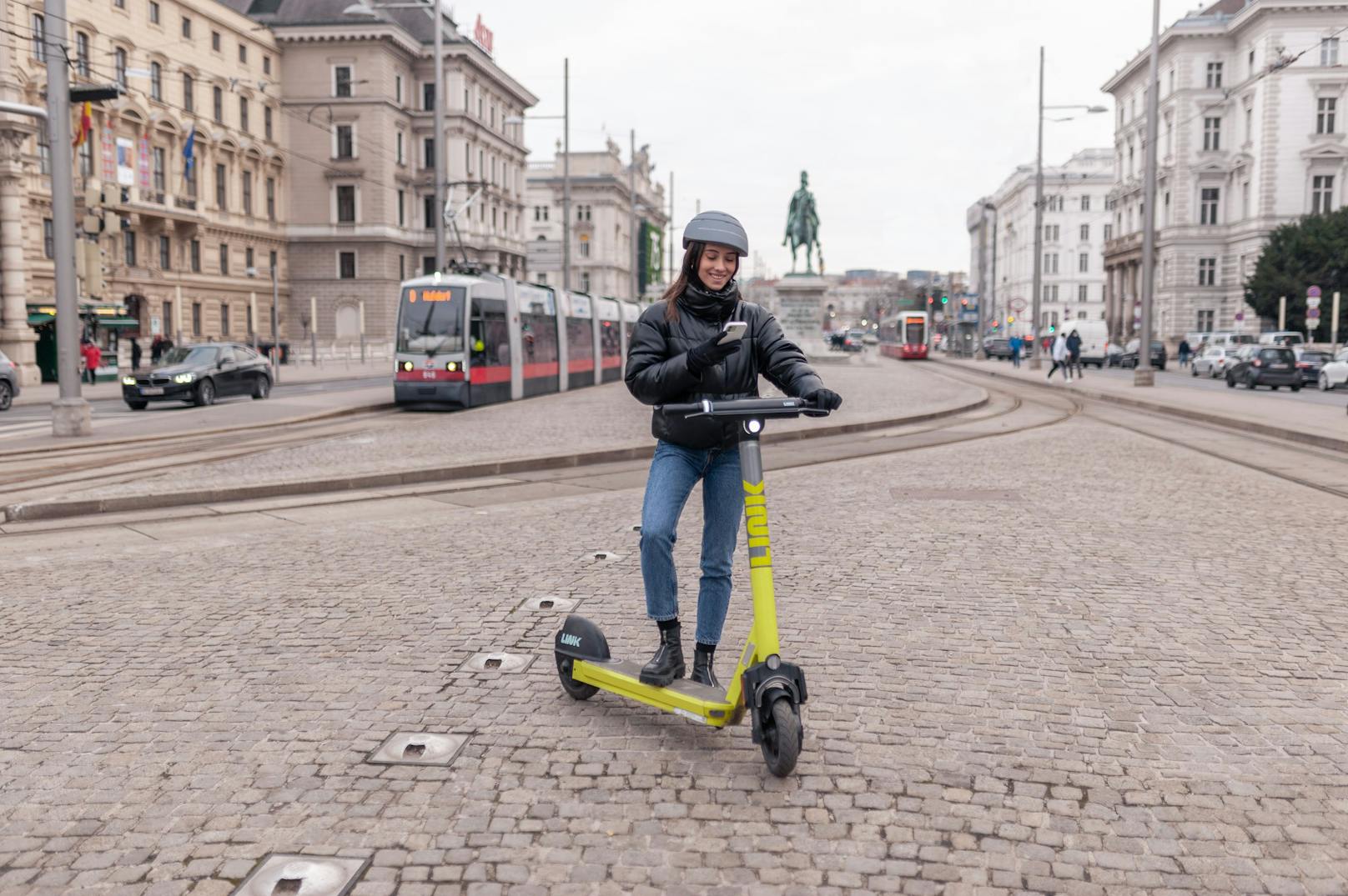 Ein neues LINK-E-Scooter-Sicherheitssystem für Fußgänger kommt. Es bremst und stoppt Scooter-Fahrer auf Gehwegen.