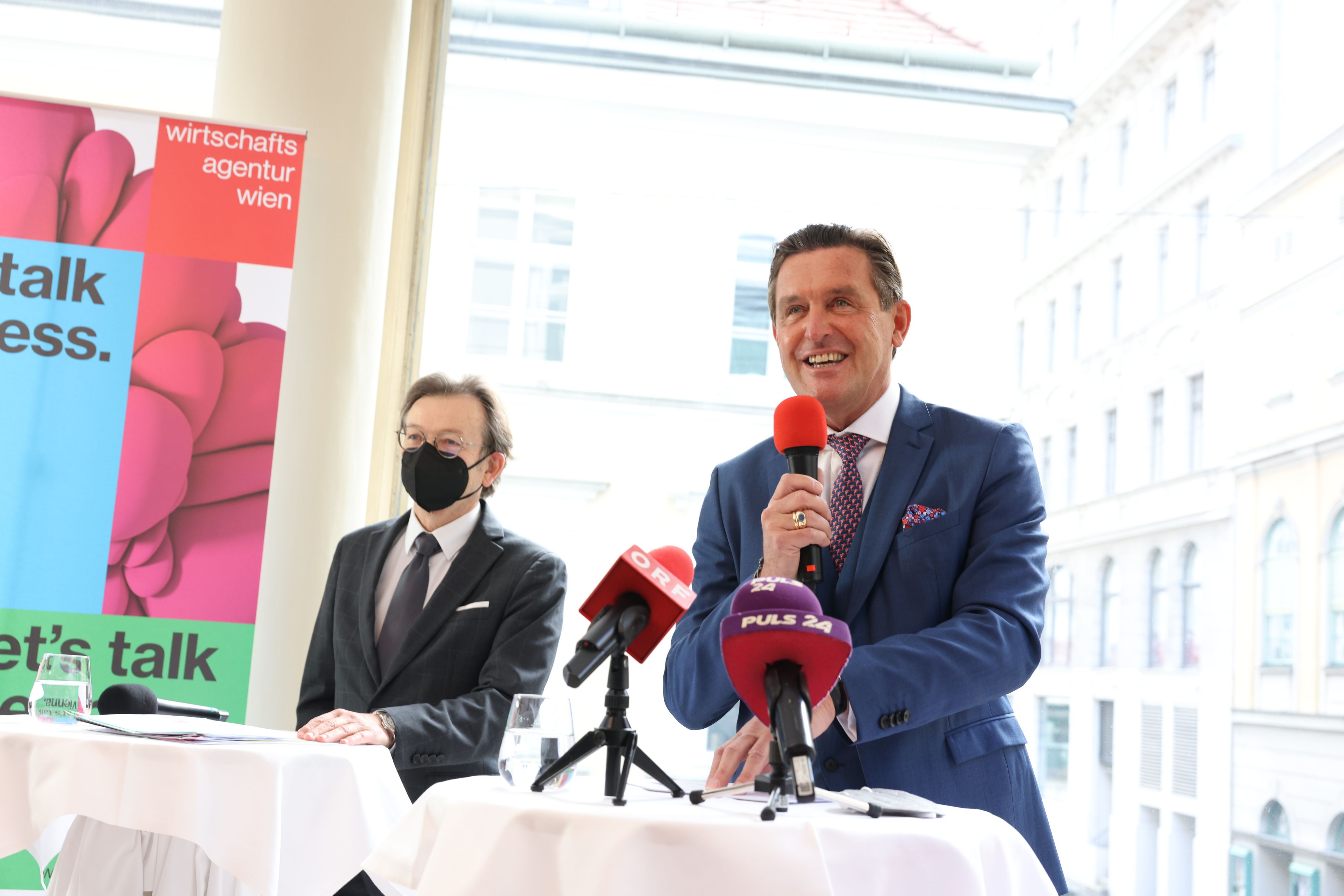 Gerhard Hirczi, Geschäftsführer der Wirtschaftsagentur Wien, und Finanzstadtrat Peter Hanke (SPÖ) stellen neue Förderprojekte für das Jahr 2022 vor.