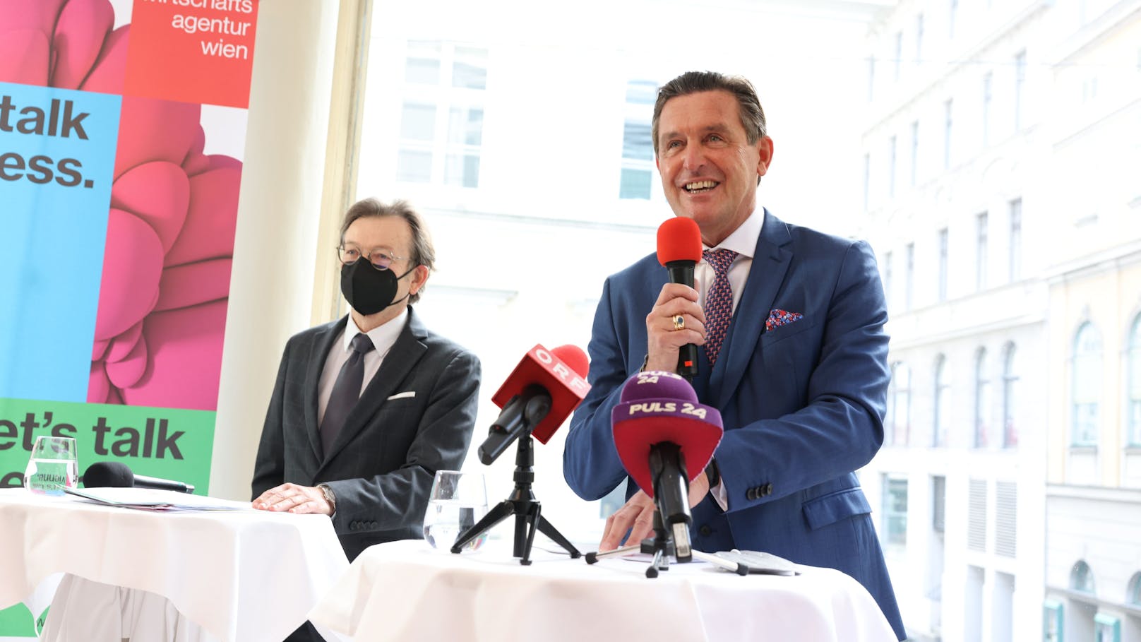 Gerhard Hirczi, Geschäftsführer der Wirtschaftsagentur Wien, und Finanzstadtrat Peter Hanke (SPÖ) stellen neue Förderprojekte für das Jahr 2022 vor.