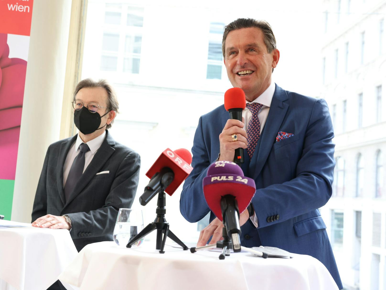 Gerhard Hirczi, Geschäftsführer der Wirtschaftsagentur Wien, und Finanzstadtrat Peter Hanke (SPÖ) stellen neue Förderprojekte für das Jahr 2022 vor.