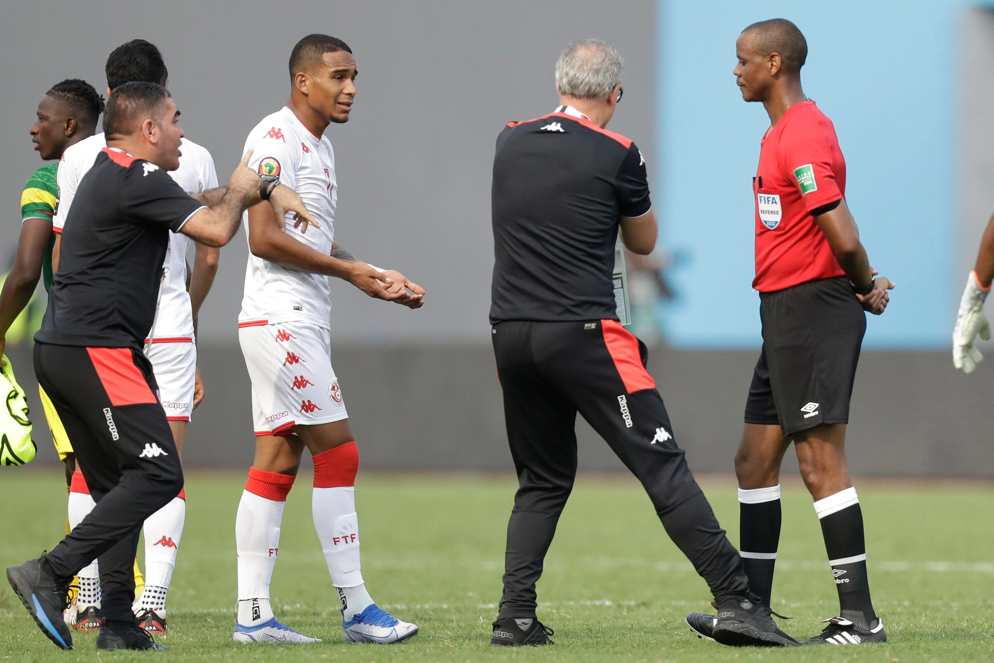 Schiedsrichter Janny Sikazwe pfiff beim Afrika Cup gleich zweimal zu früh ab. 