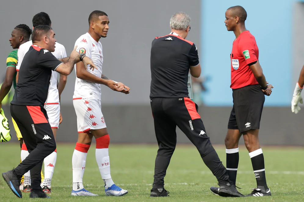 Schiedsrichter Janny Sikazwe pfiff beim Afrika Cup gleich zweimal zu früh ab. 