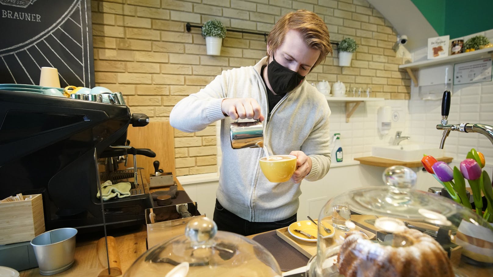 Damit er den hohen Kaffee-Ansprüchen der Wiener gerecht wird, hat&nbsp;Quinten einen Barista-Kurs absolviert.