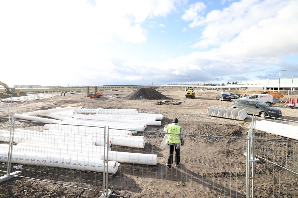 Die Stadt ließ die besetzte Baustelle in der Wiener Donaustadt räumen. Am Tag danach sichern Polizei und ein Security Dienst das Areal.