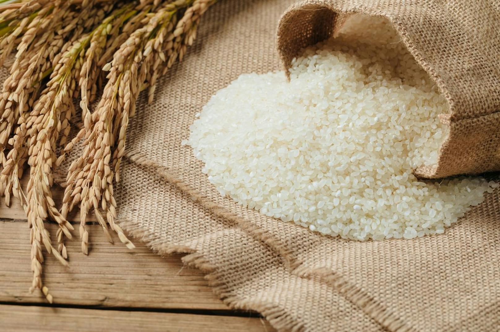 Vollkornreis statt geschliffenem Reis? Ja, bitte! Im Vollkornreis sind noch genügend Ballaststoffe, Vitamine und Mineralstoffe enthalten, die dem weißen Reis entzogen werden.
