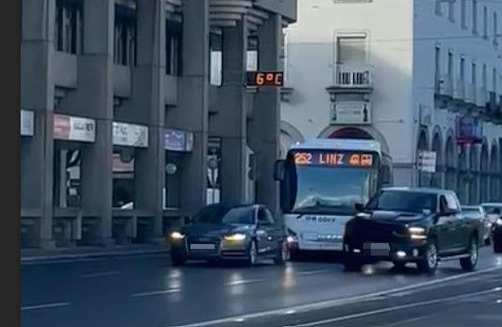 Mit einem gewagten Manöver bremste der Corona-Demonstrant den Bus.