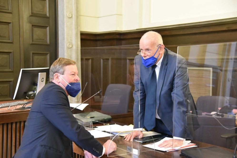 Gottfried Waldhäusl mit Anwalt