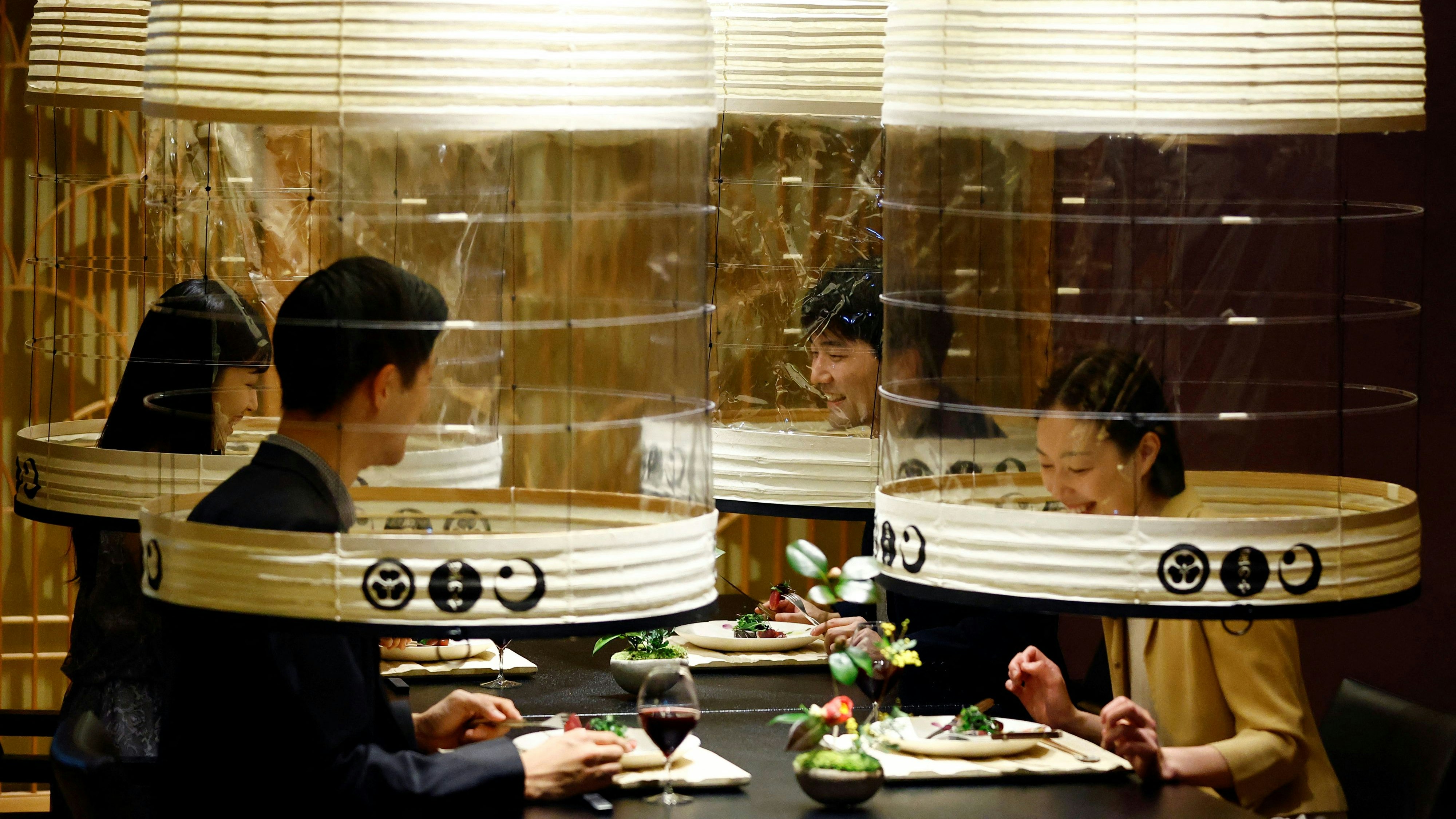 Mithilfe dieser Haube bleibt das Japaner Hotel "Hoshinoya Tokyo" coronasicher – sogar im Restaurant.