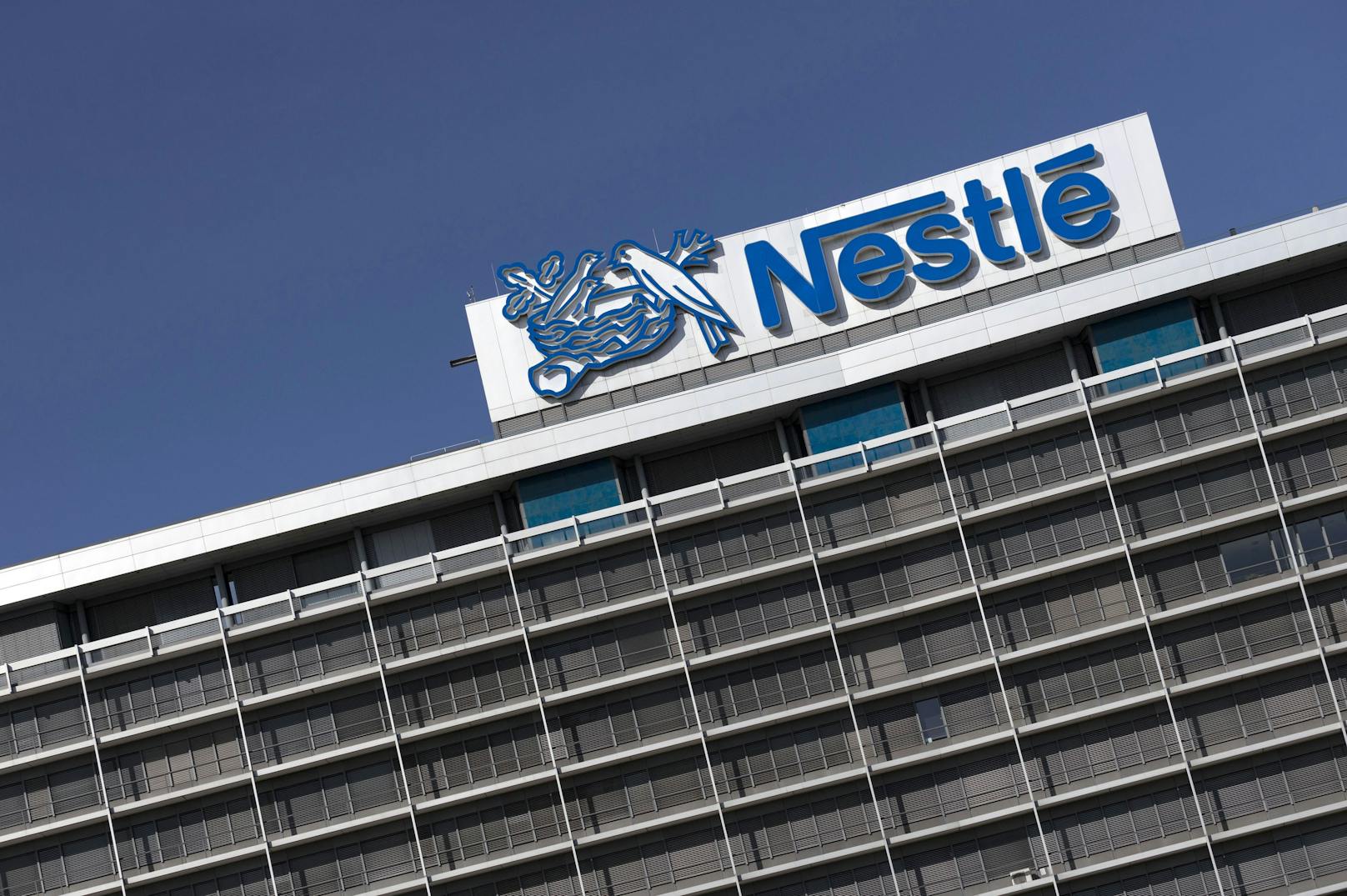 Nestlé nimmt die bekannte Marke nun in Österreich und Deutschland vom Markt. <a data-li-document-ref="100187856" href="https://www.heute.at/g/dieses-wasser-verschwindet-jetzt-aus-supermarkt-regalen-100187856">Mehr dazu HIER &gt;</a>