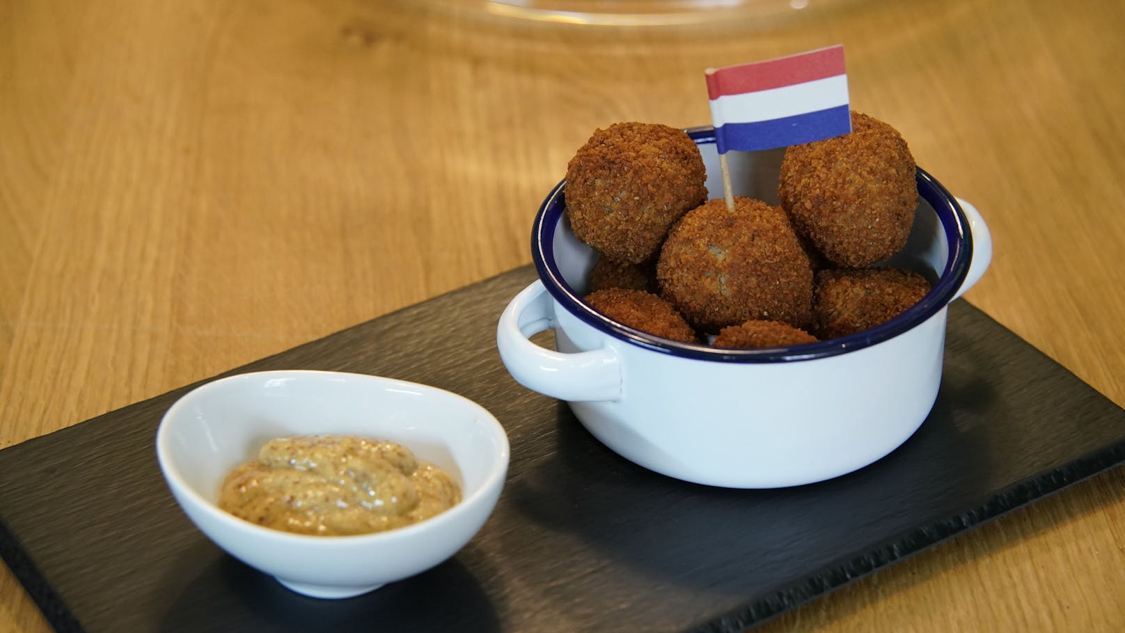 "Bitterballen“ (6,90 €), Rinderragout als panierte Bällchen mit Senf, wird in Holland typischerweise ganztags als Snack serviert.