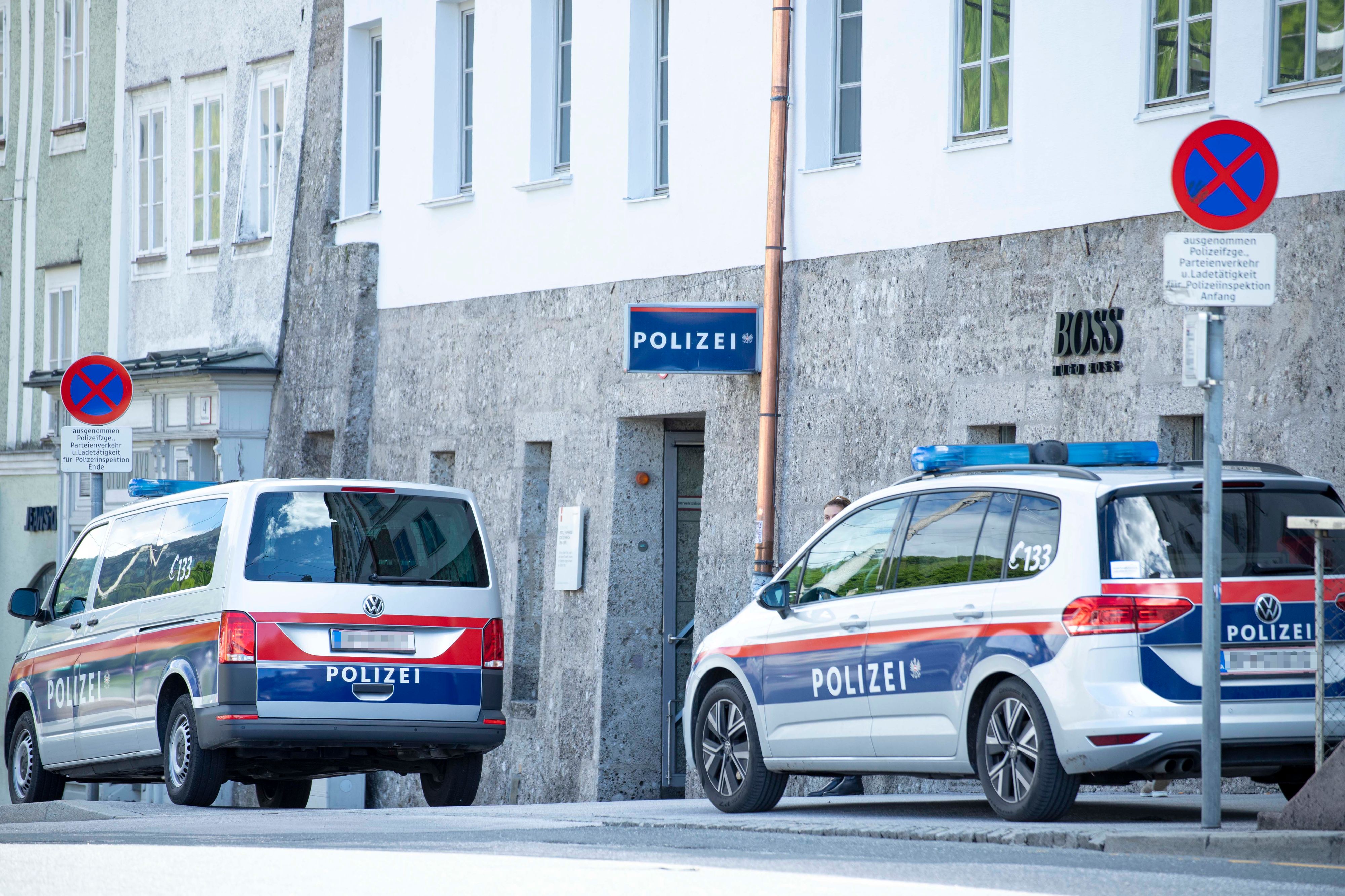 Ein junger Mann hat einen Streifenwagen schwer beschädigt.