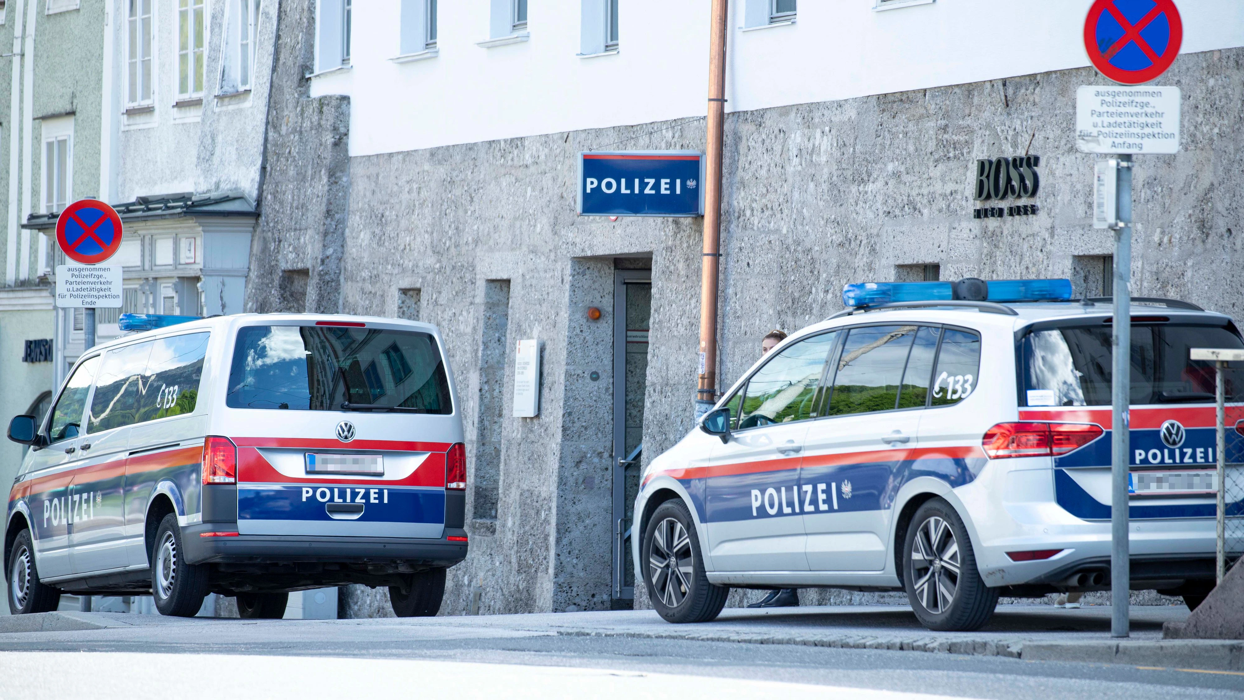 Ein junger Mann hat einen Streifenwagen schwer beschädigt.
