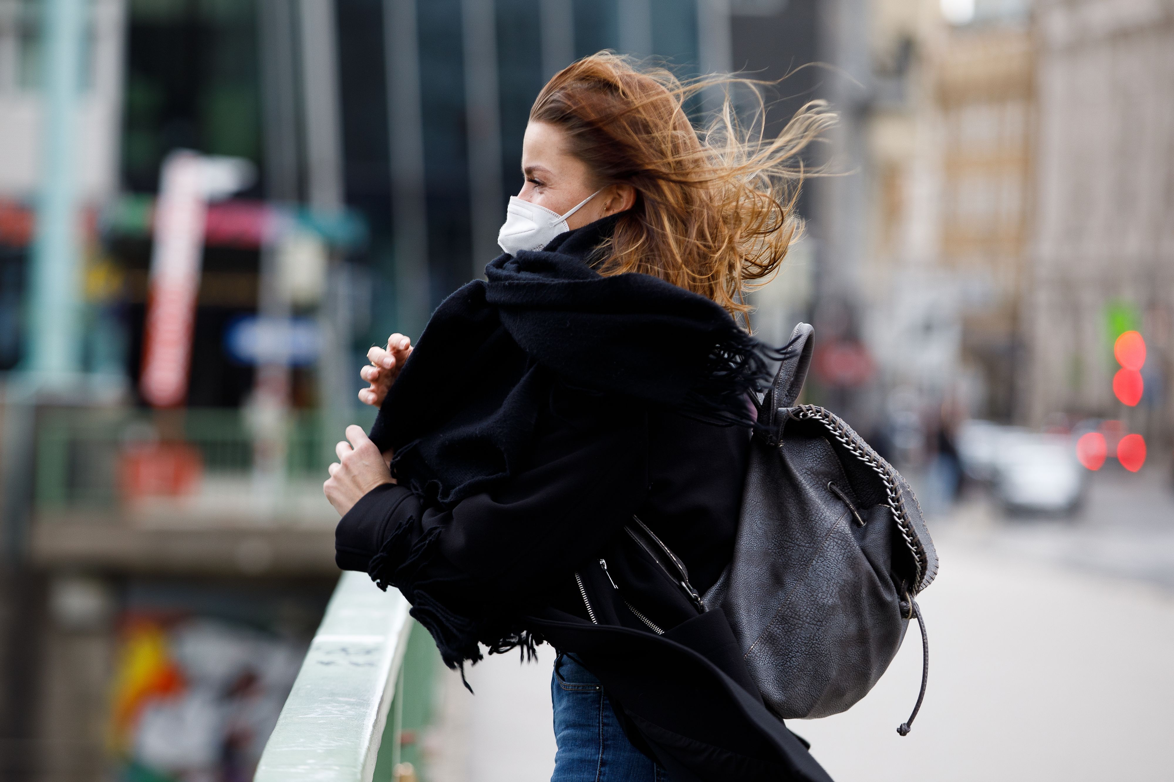 Eine Passantin wird von Windböen in Wien erfasst.