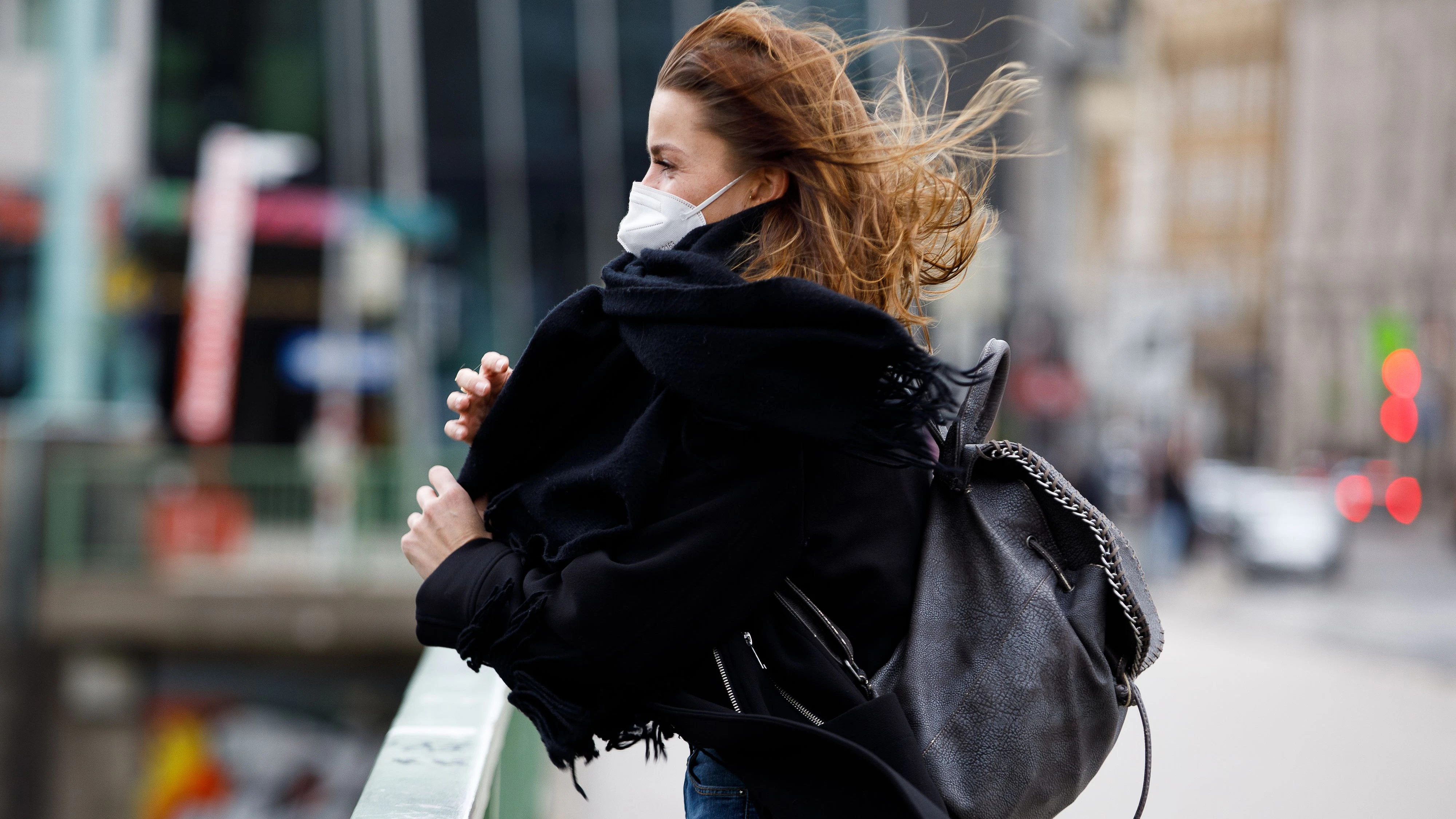 Eine Passantin wird von Windböen in Wien erfasst. Auch am Mittwoch wird es wieder stürmisch. 