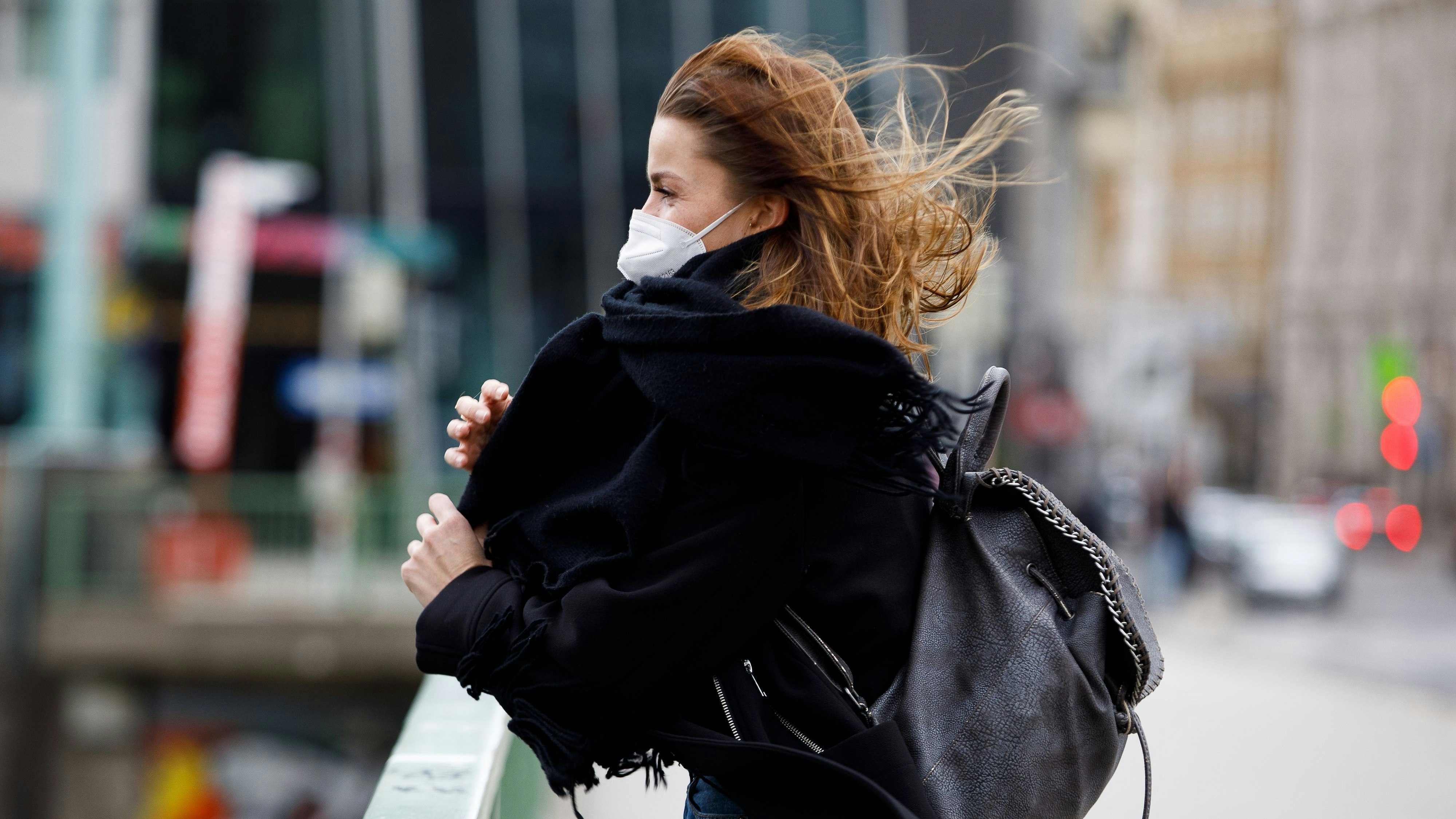 Eine Passantin wird von Windböen in Wien erfasst. Auch am Mittwoch wird es wieder stürmisch. 