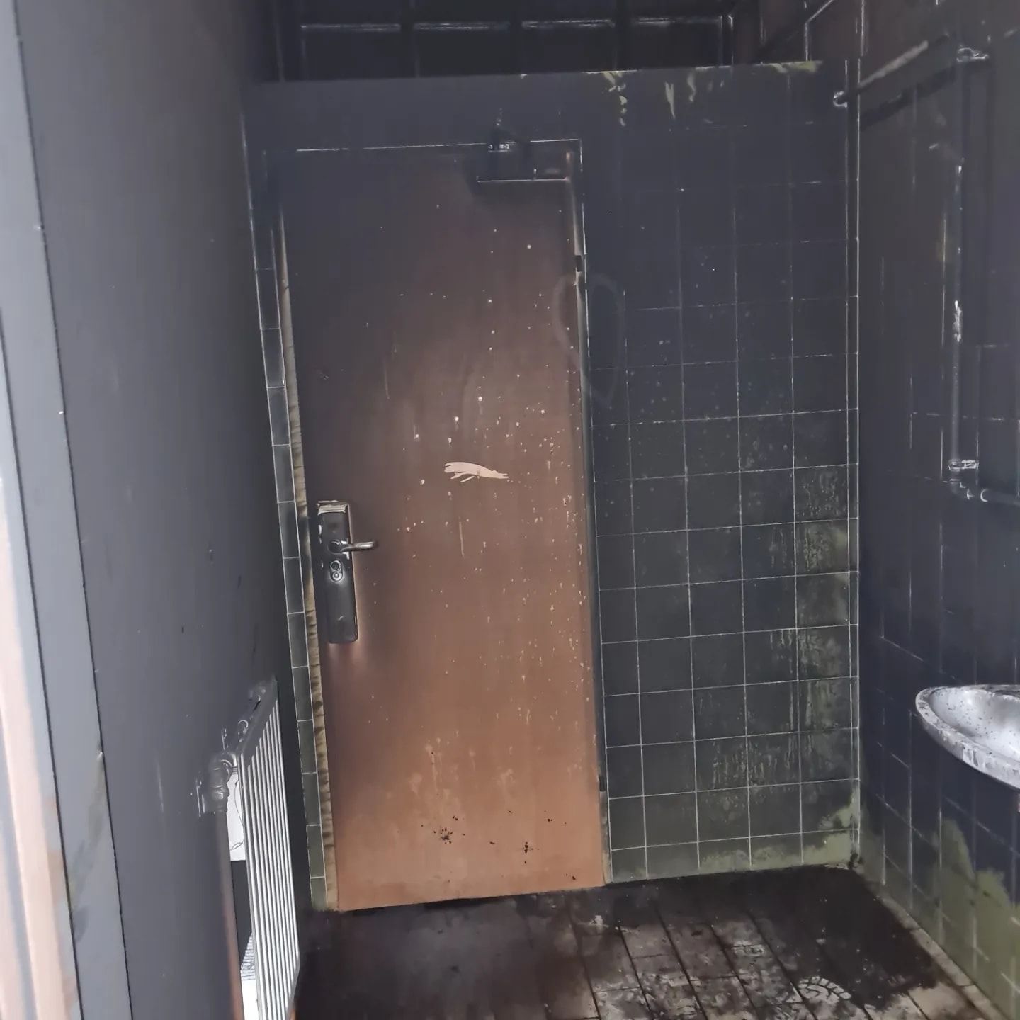 Die WC-Anlage brannte vollständig aus.