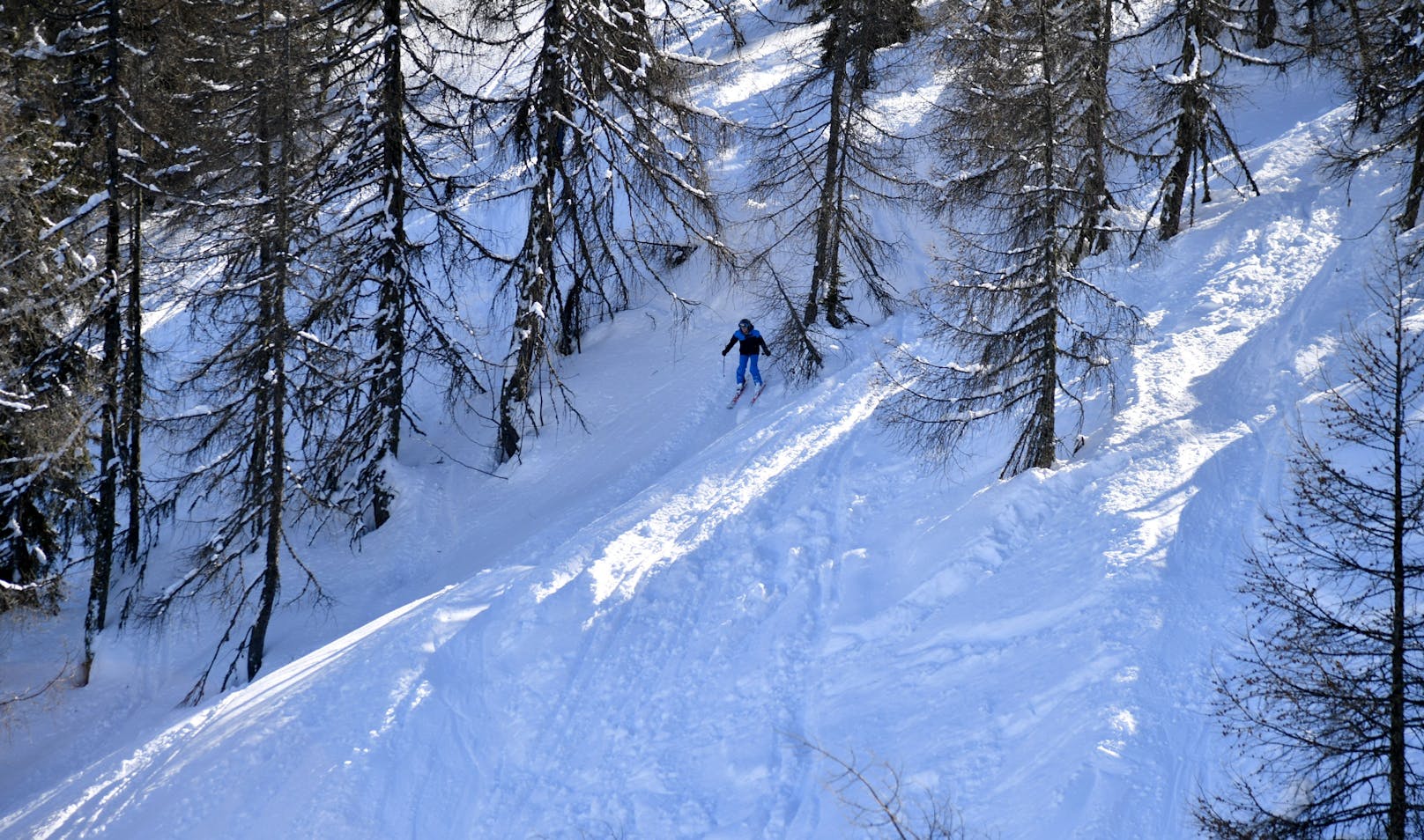 Vermisster Skifahrer nach Stunden in Graben gefunden