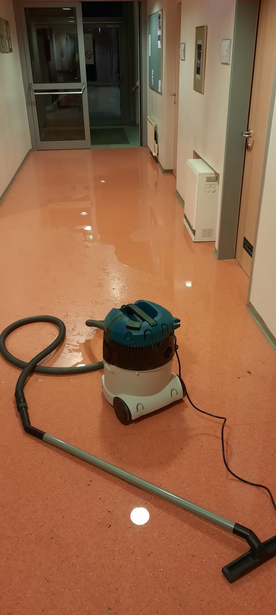 Der komplette Gang stand unter Wasser.