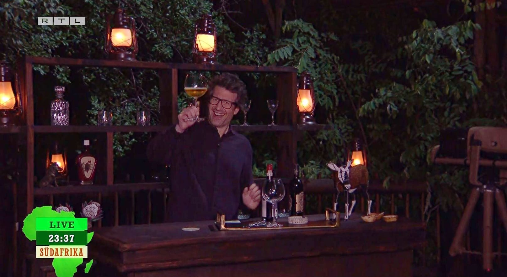 RTL-Moderator Daniel Hartwich gönnte sich im Dschungelcamp ein Glas Wein.