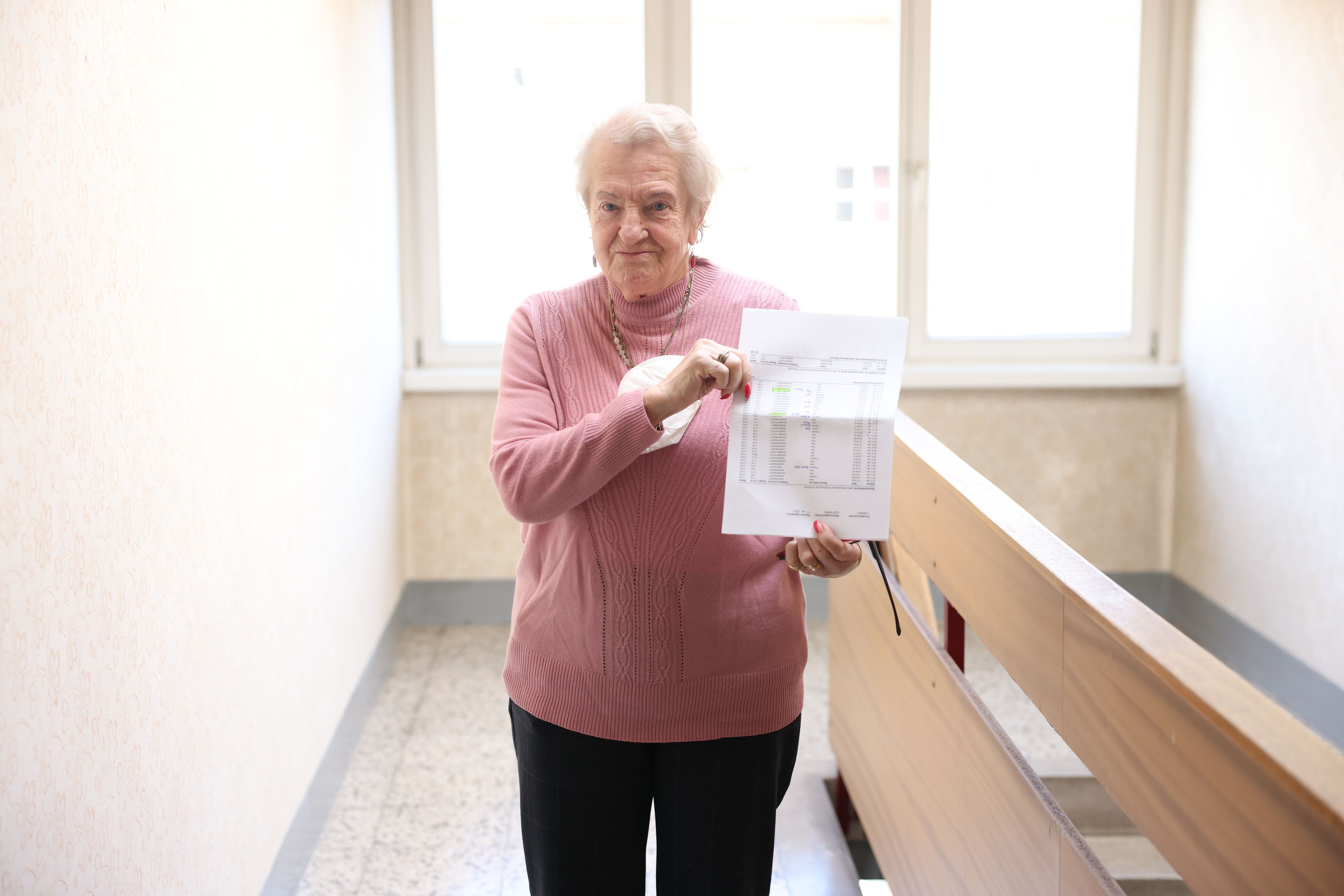 Hermine B. aus Wien-Brigittenau mit der Handy-Rechnung über 237 Euro.