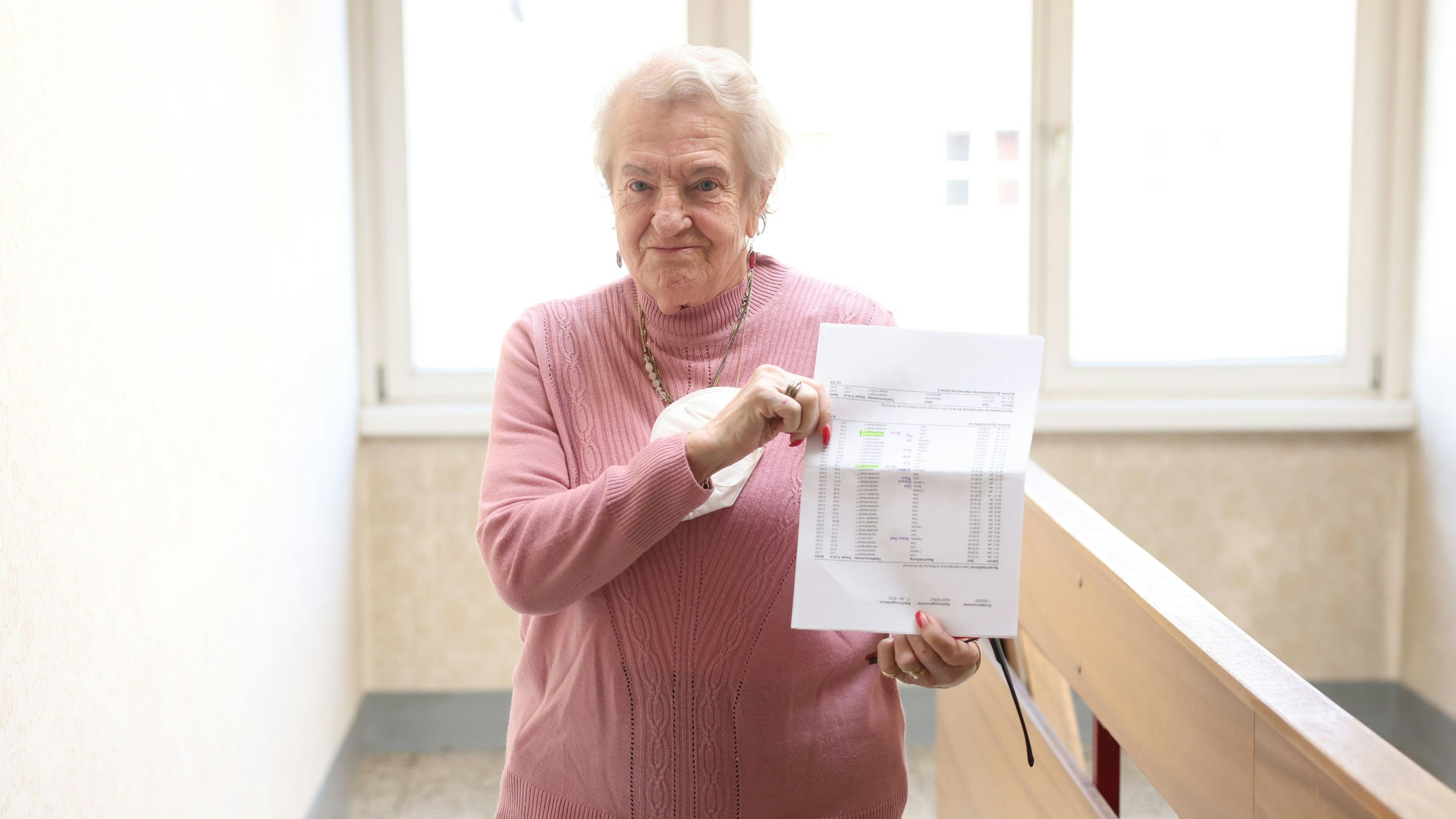 Hermine B. aus Wien-Leopoldstadt mit der Handy-Rechnung über 237 Euro.