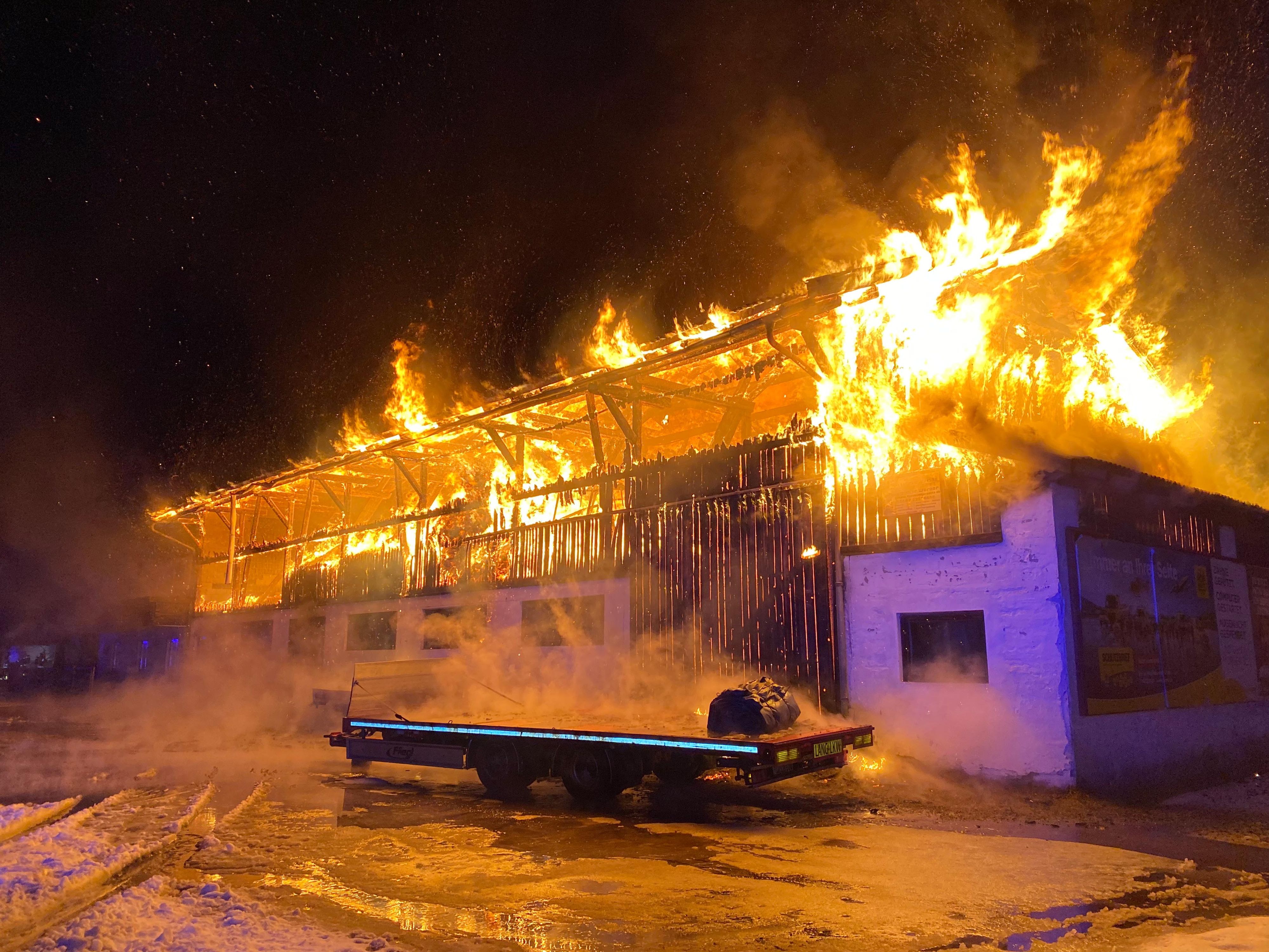 In diesem Bauernhof in Radfeld in Tirol brach in der Nacht auf Donnerstag ein Großbrand aus.