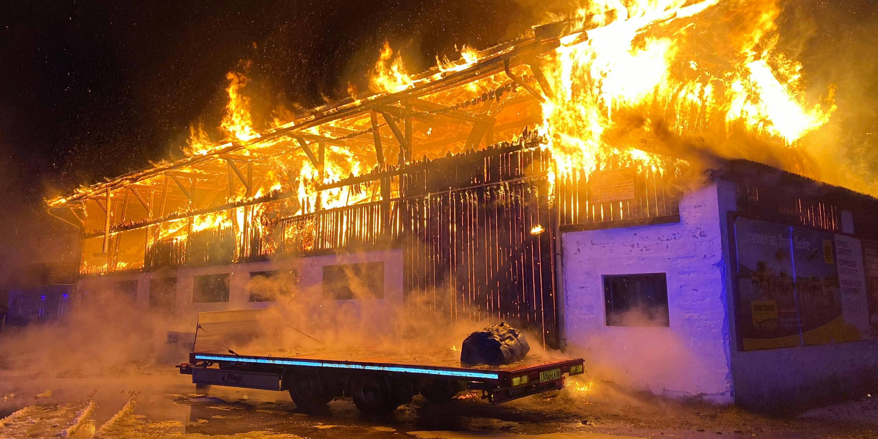 In diesem Bauernhof in Radfeld in Tirol brach in der Nacht auf Donnerstag ein Großbrand aus.