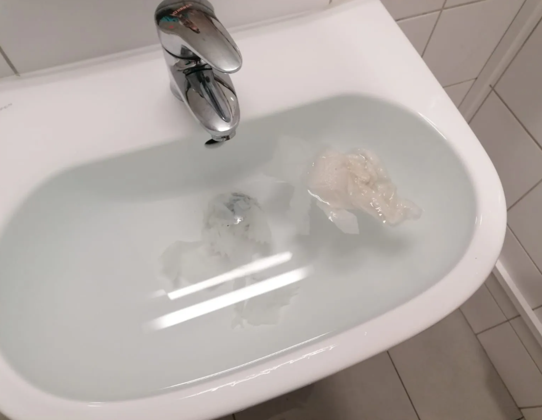 Die Waschbecken auf der Mädchentoilette wurden verstopft.
