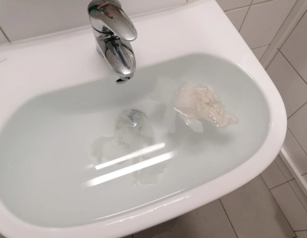 Die Waschbecken auf der Mädchentoilette wurden verstopft.