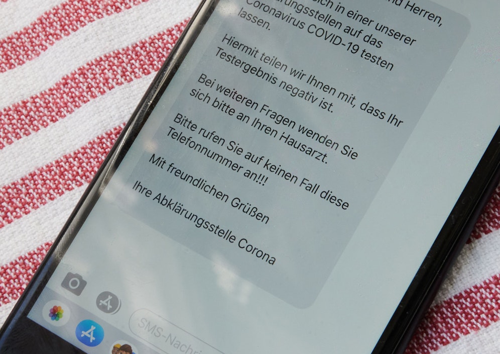 Täglich trudeln seit dem Test negative Ergebnisse auf dem Handy der Frau ein (Symbolbild), 