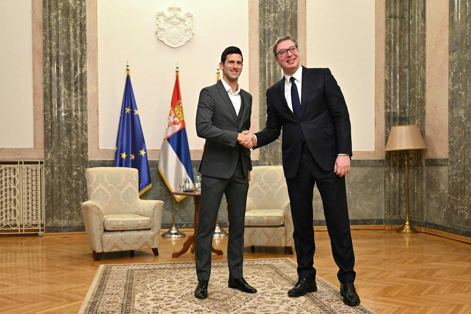 Serbiens Präsident Aleksandar Vucic empfängt Novak Djokovic. 