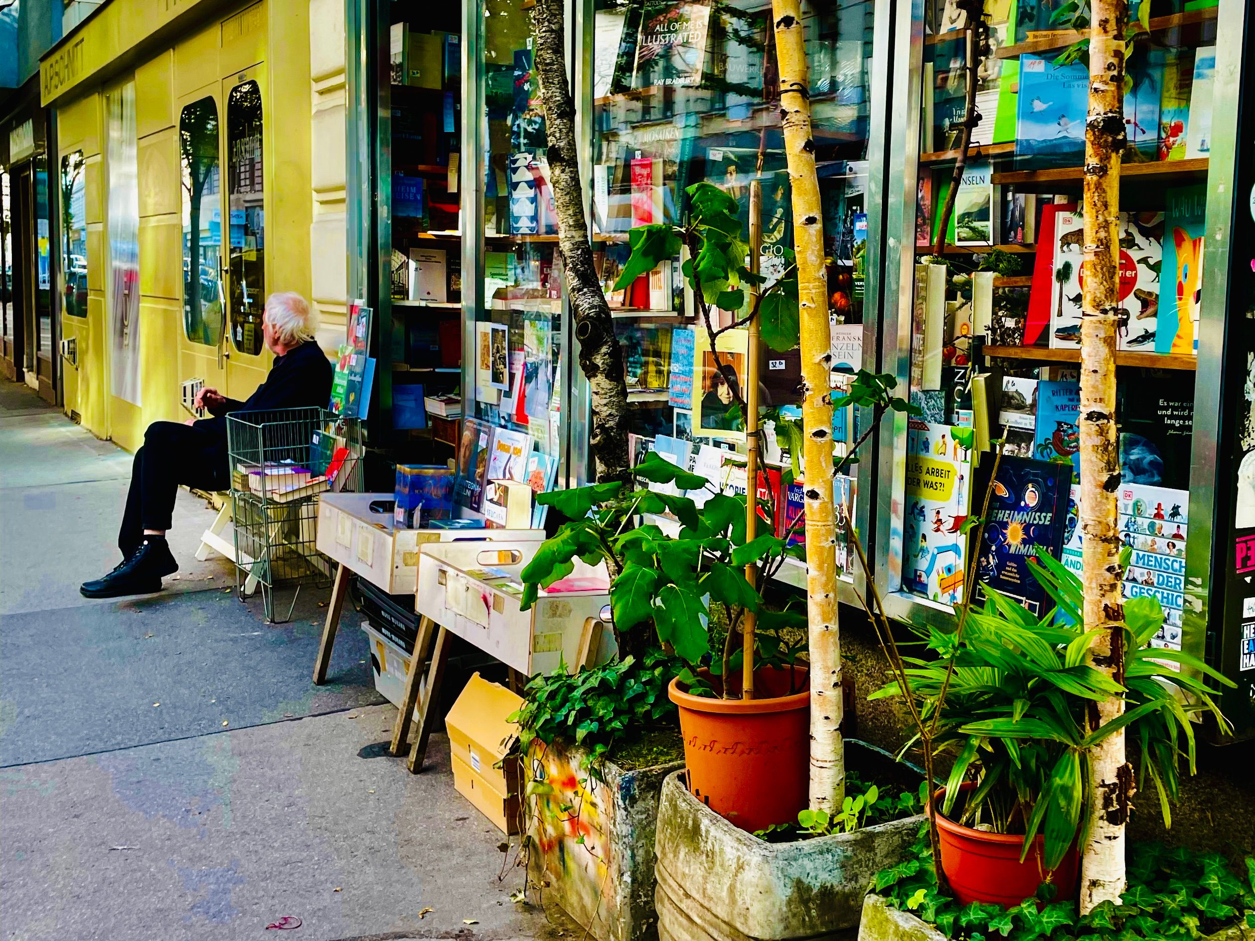 Die Lerchenfelderstraße soll von einer Durchzugsstraße zu einer begrünten und kühlen "klimafitten" Wohlfühlzone werden. Im Kleinen zeigt sich dieser Buchhändler schon vor, wie das aussehen kann. Im Großen befragen ab dem Frühjahr Stadt und Bezirke die Anrainer nach ihren Wünschen.